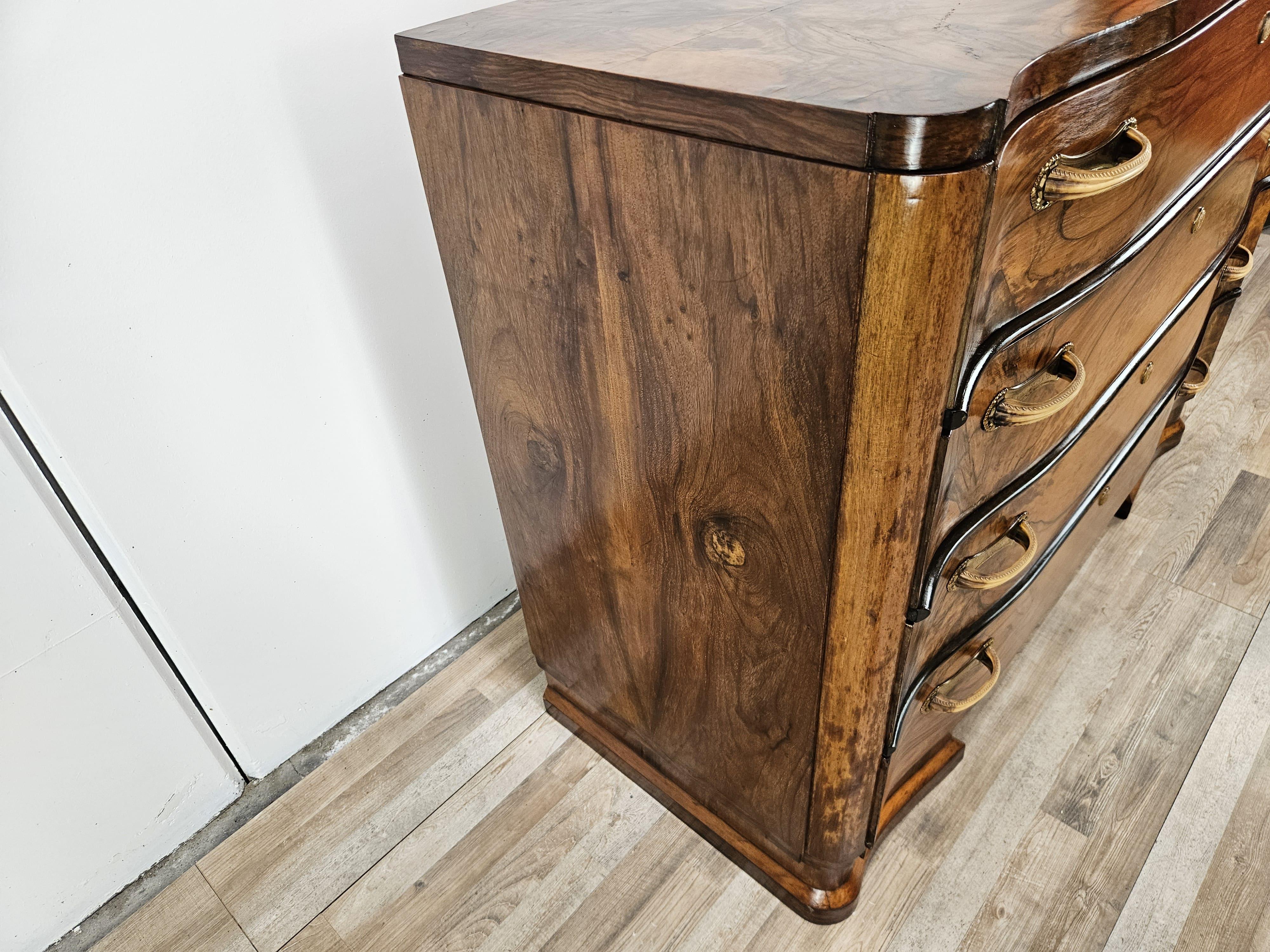 Cómoda Art Decó de nogal de los años 40 con línea curva y cuatro cajones Italian en venta
