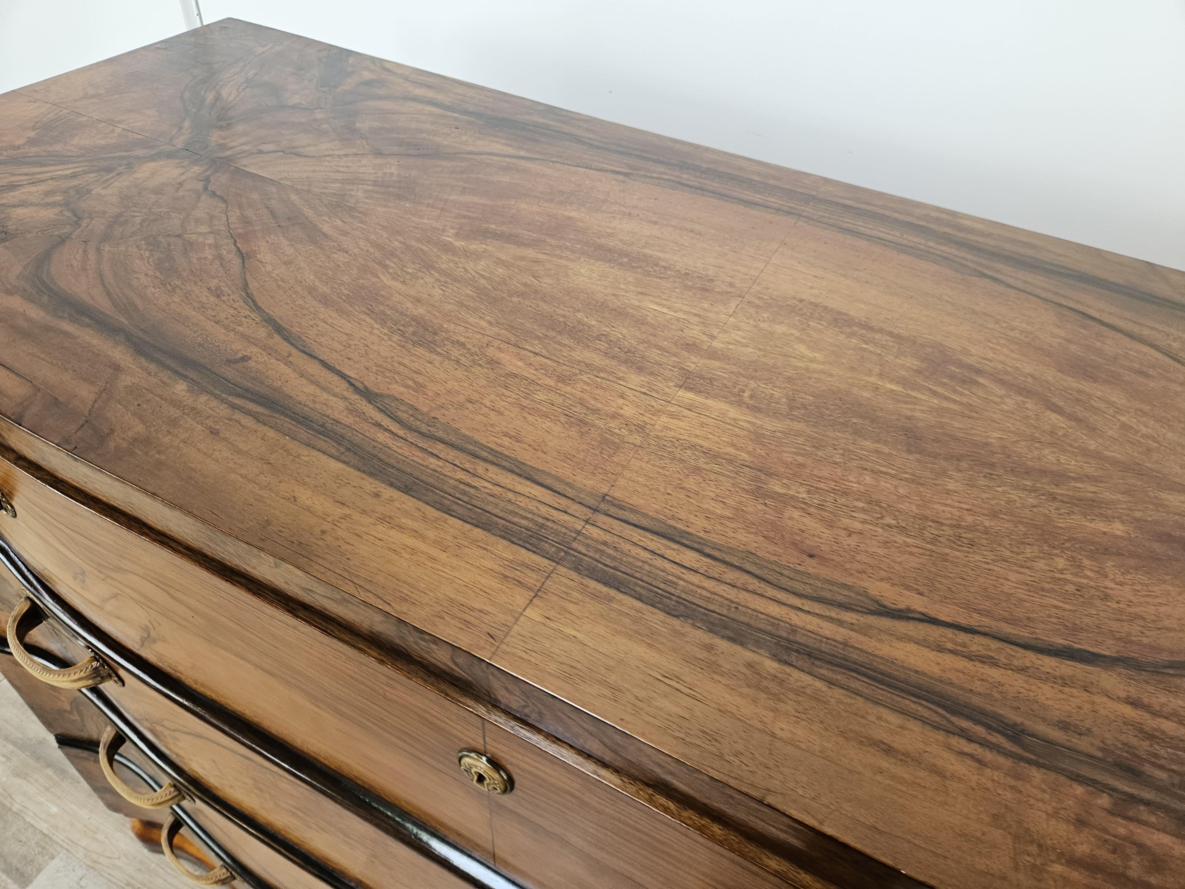 Cómoda Art Decó de nogal de los años 40 con línea curva y cuatro cajones Latón en venta
