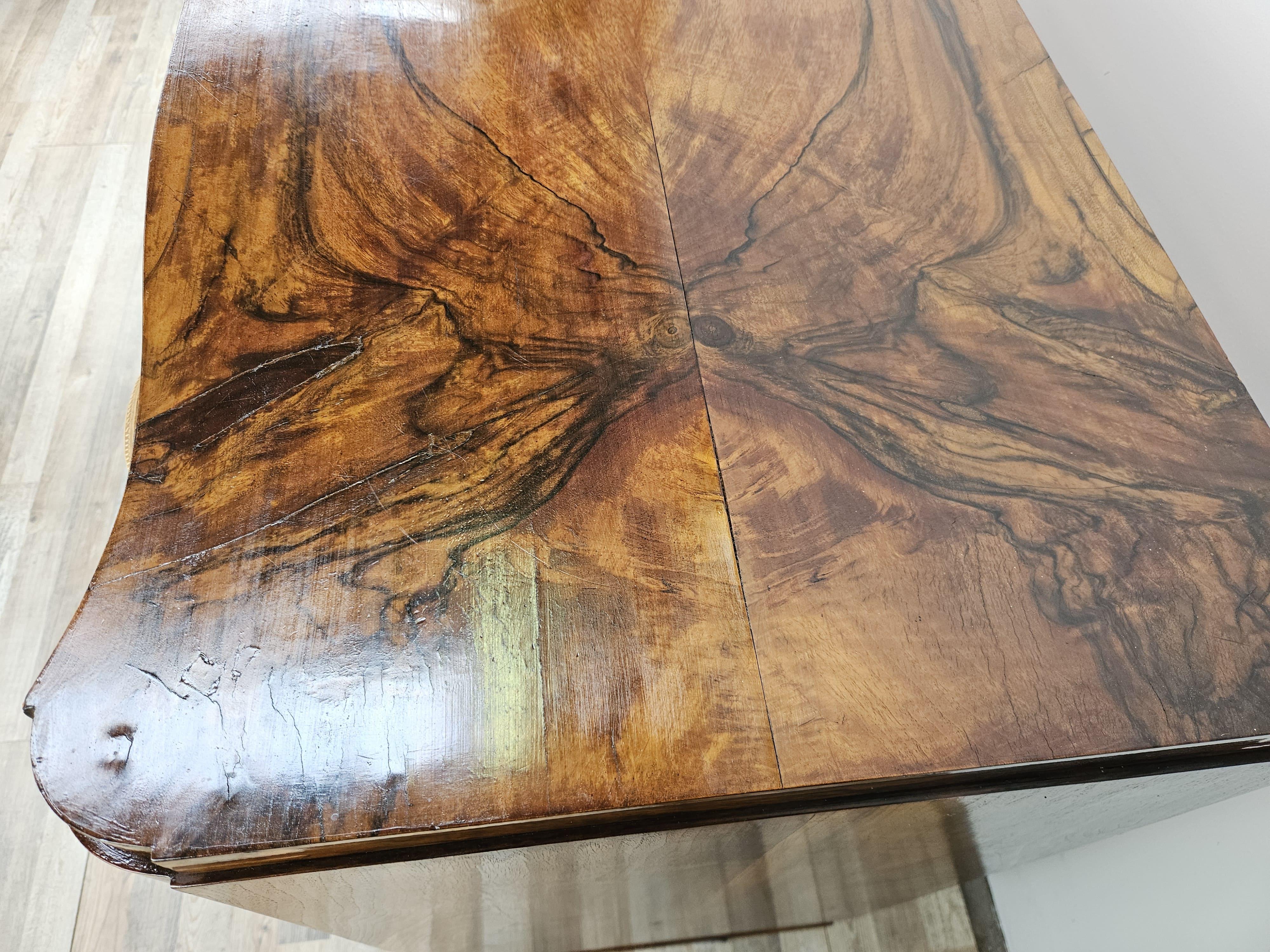 Cómoda Art Decó de nogal de los años 40 con línea curva y cuatro cajones en venta 3