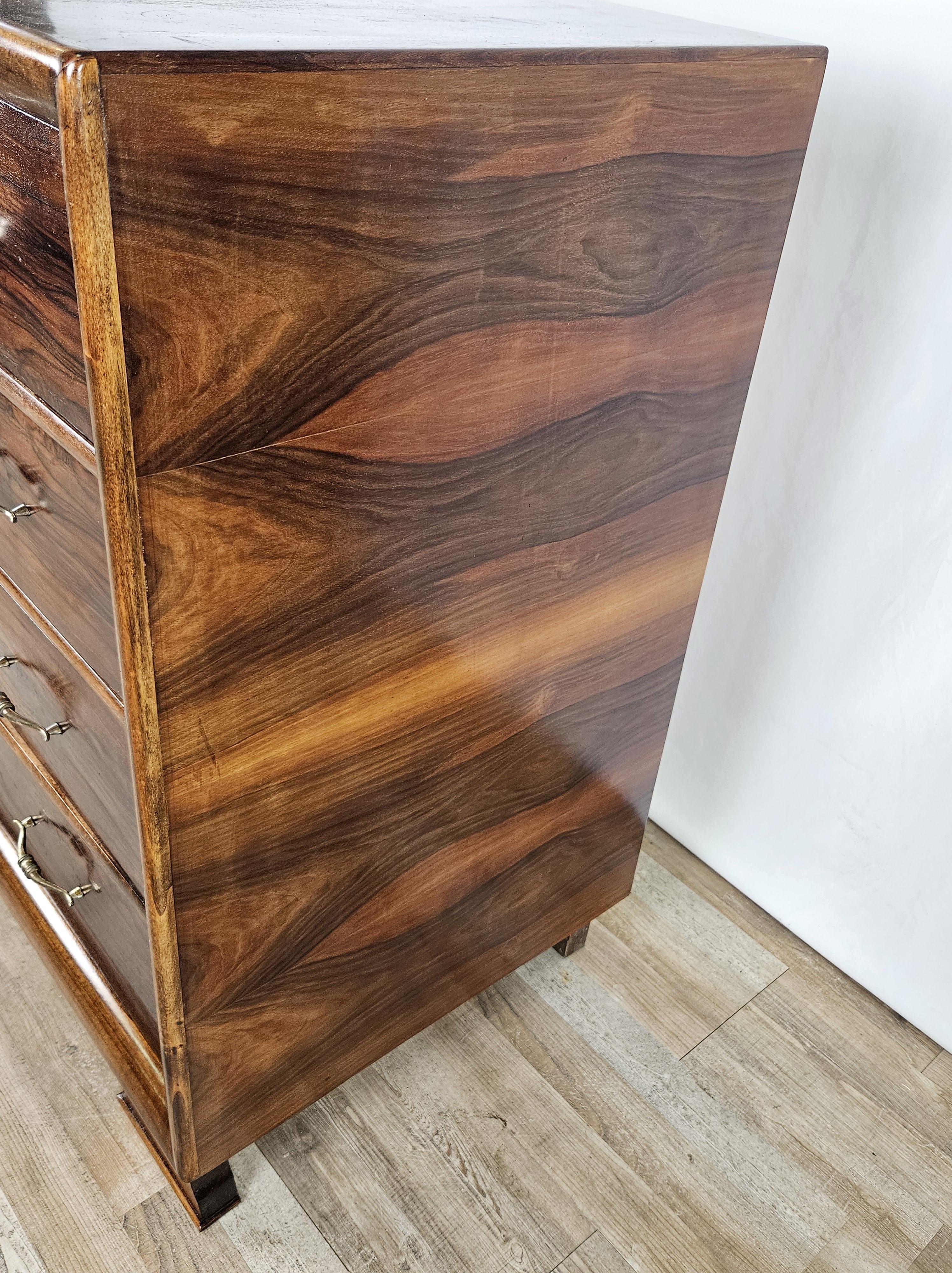 Italian-made chest of drawers from the turn of the 1930s-1940s, a designer piece of furniture covered in walnut burl and decorated with original period brass handles.

The dresser has a soft line that is slightly rounded at the inner edges, note the