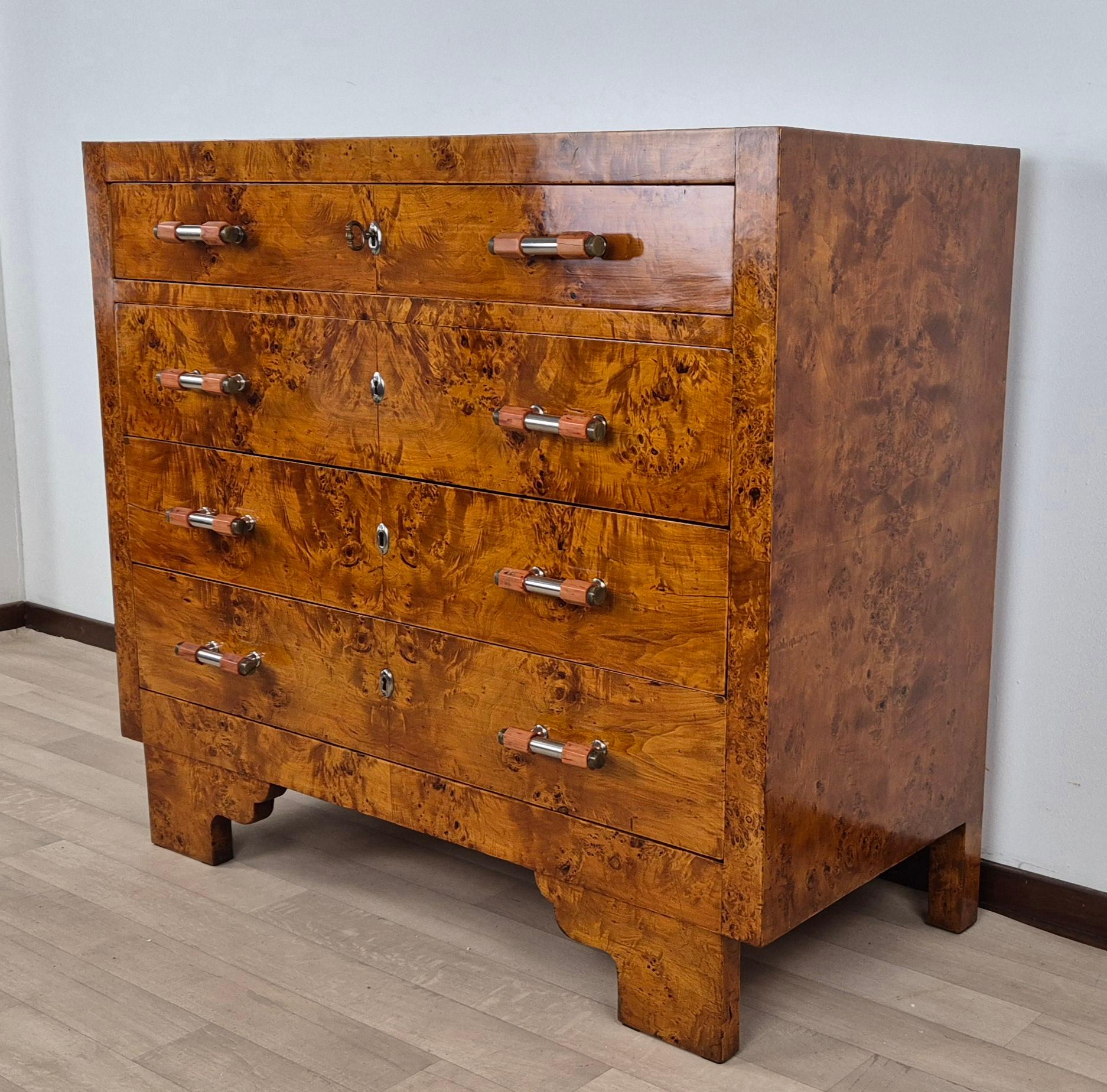 Spektakuläre kubistische Kommode mit vier Schubladen im Art-Deco-Stil, komplett aus Birkenholz gefertigt.
Schubladen mit zwei eleganten 10-Komponenten-Griffen aus Messing und Bakelit.
Perfekt gestaltete Maße und Proportionen.
Überdurchschnittliche