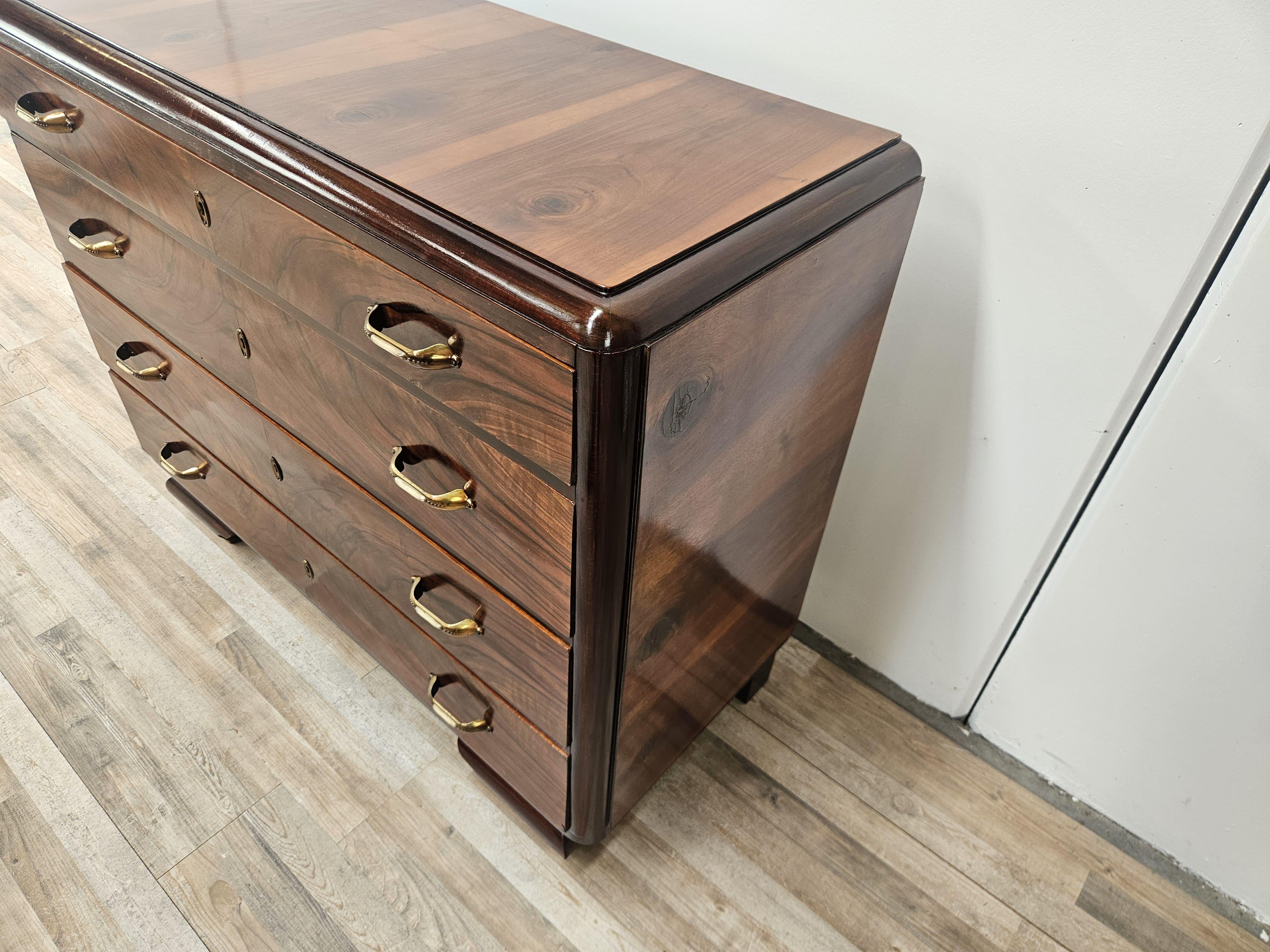 Elegante cassettone Art Decò anni '40 in piuma di mogano con dettagli in radica e profili in mogano massello.

Molto versatile nel suo utilizzo in quanto può essere collocato in camera da letto per un uso classico o in soggiorno e corridoio come