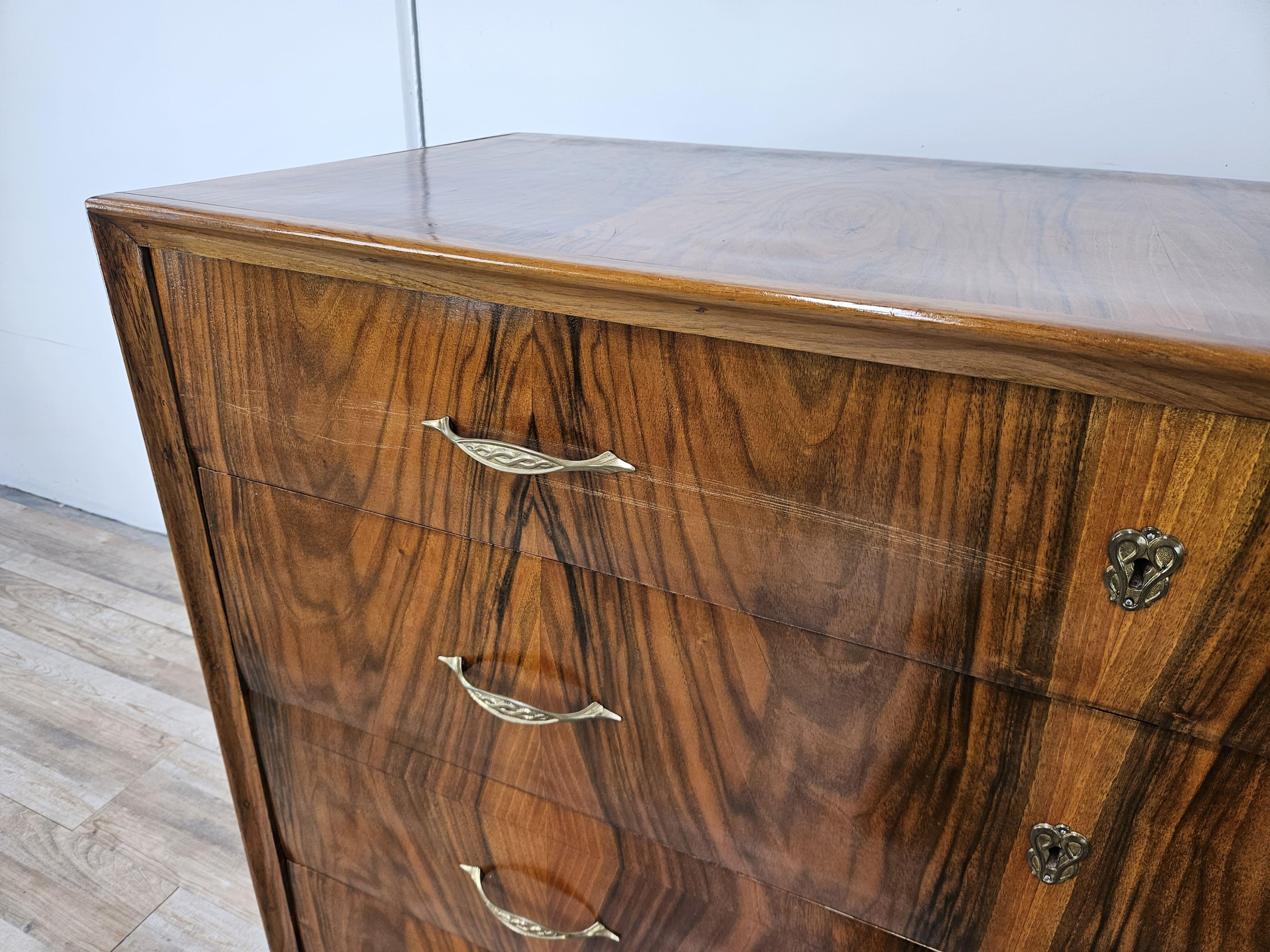 Commode à plumes Art Déco en noyer avec poignées en laiton en vente 2
