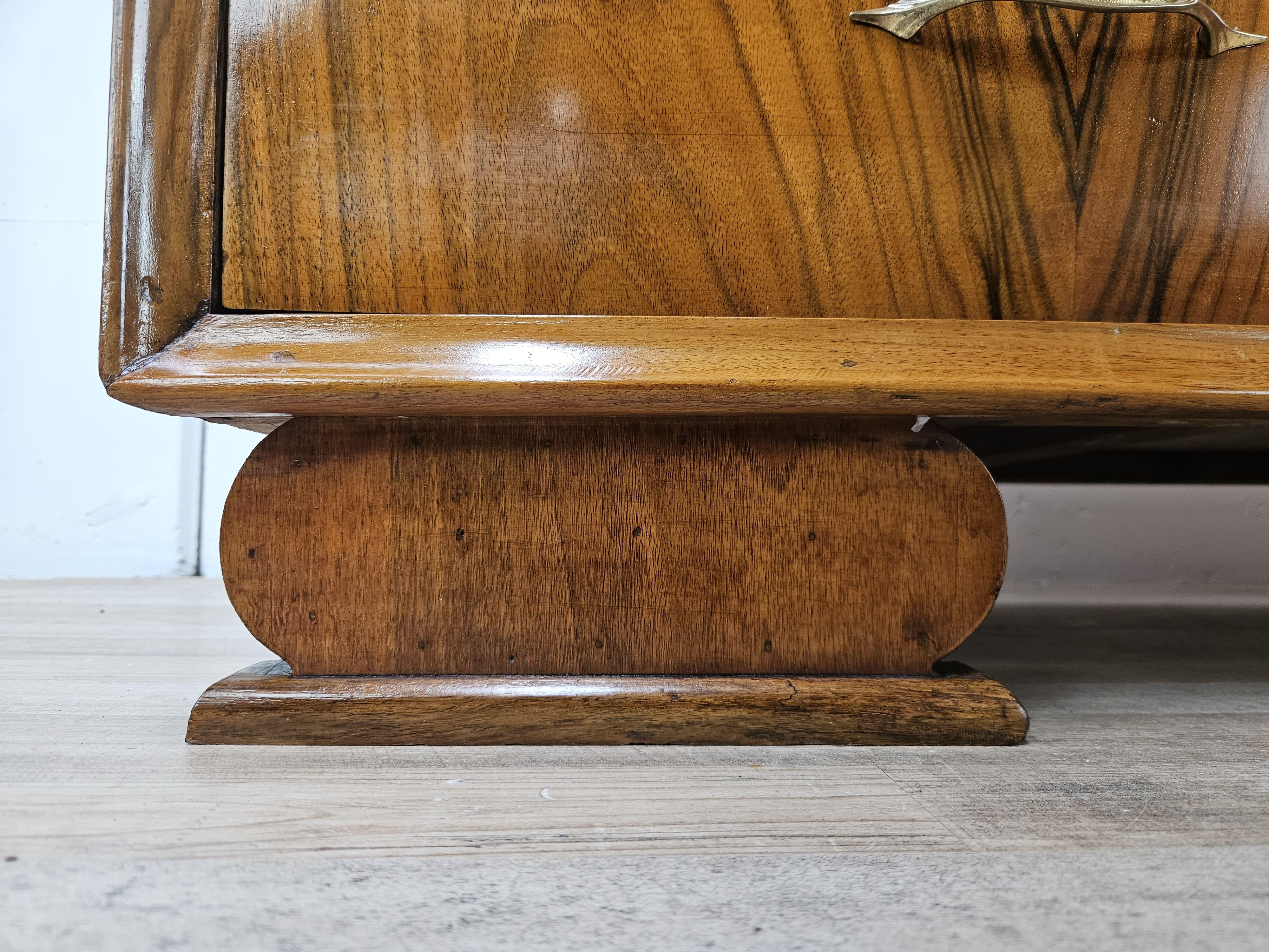 Commode à plumes Art Déco en noyer avec poignées en laiton en vente 3