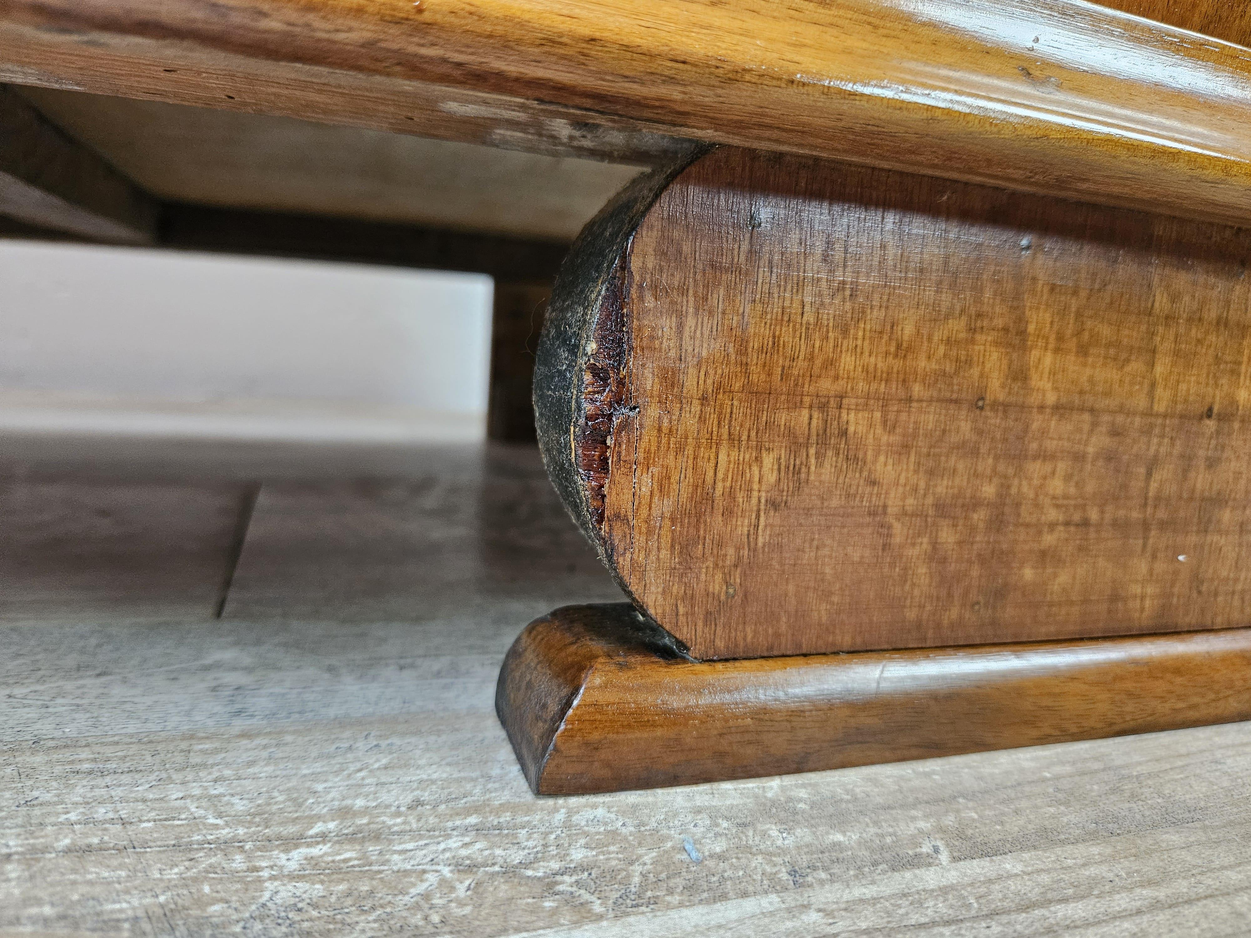 Commode à plumes Art Déco en noyer avec poignées en laiton en vente 5