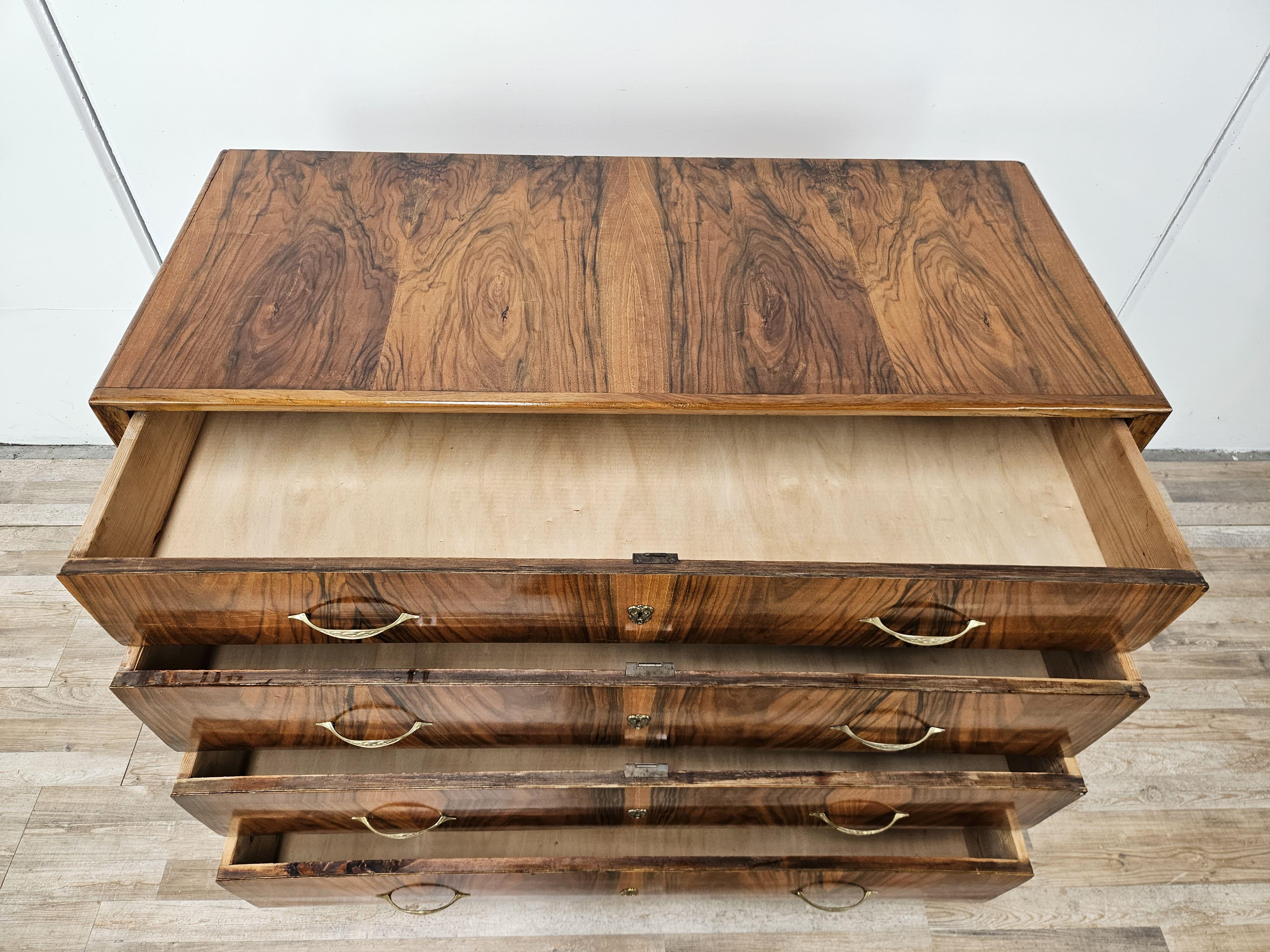 Commode à plumes Art Déco en noyer avec poignées en laiton en vente 7