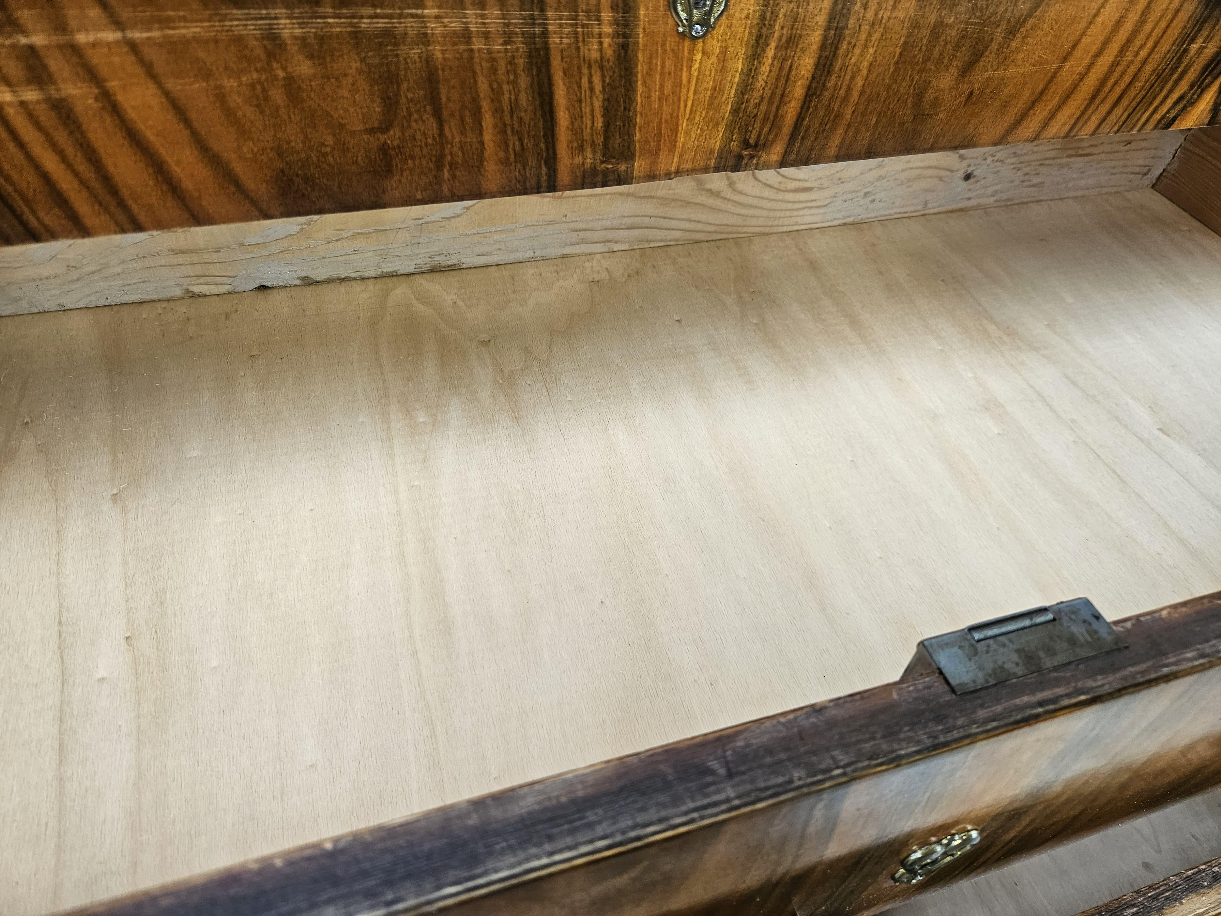 Commode à plumes Art Déco en noyer avec poignées en laiton en vente 9