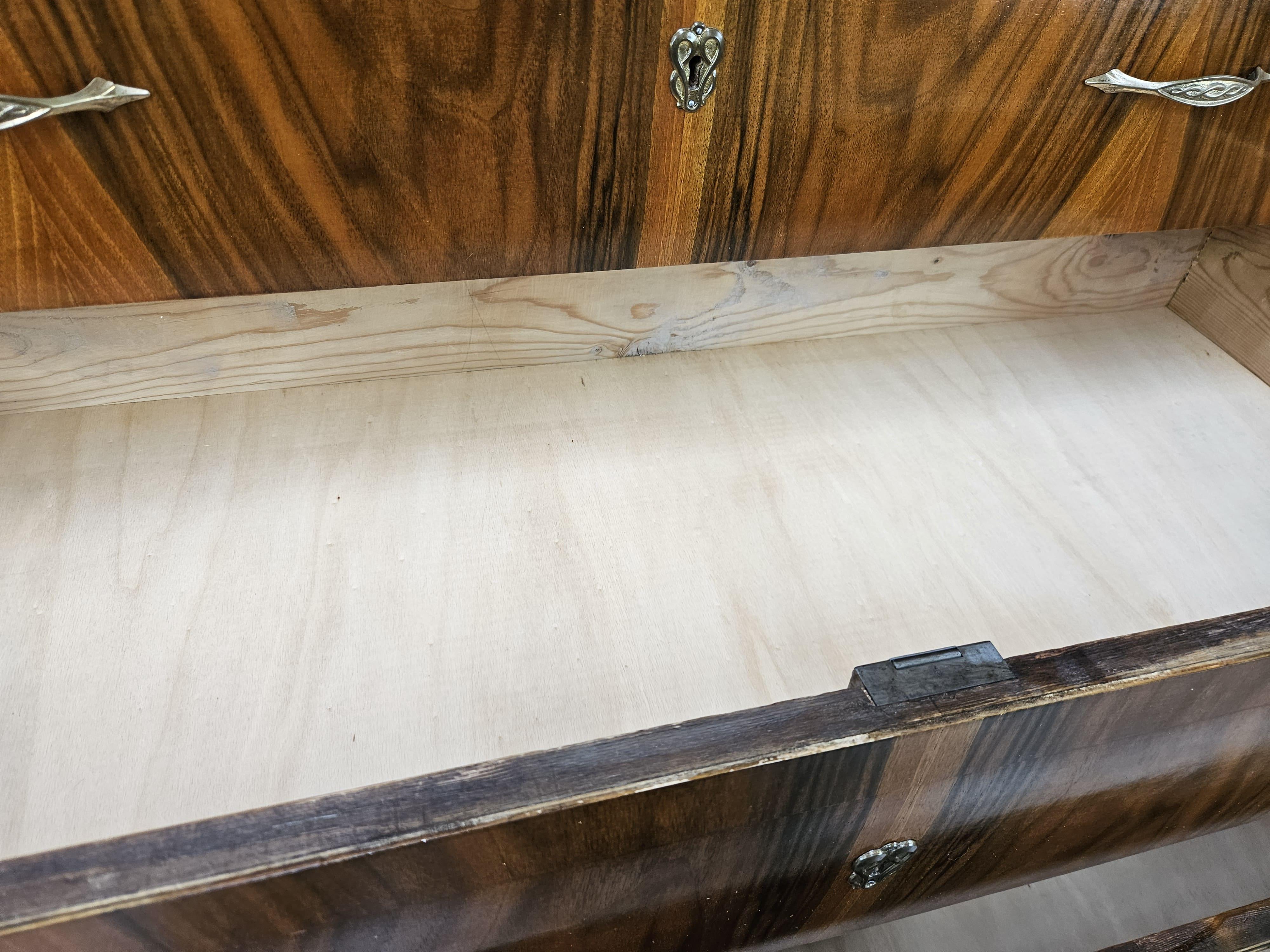 Commode à plumes Art Déco en noyer avec poignées en laiton en vente 10