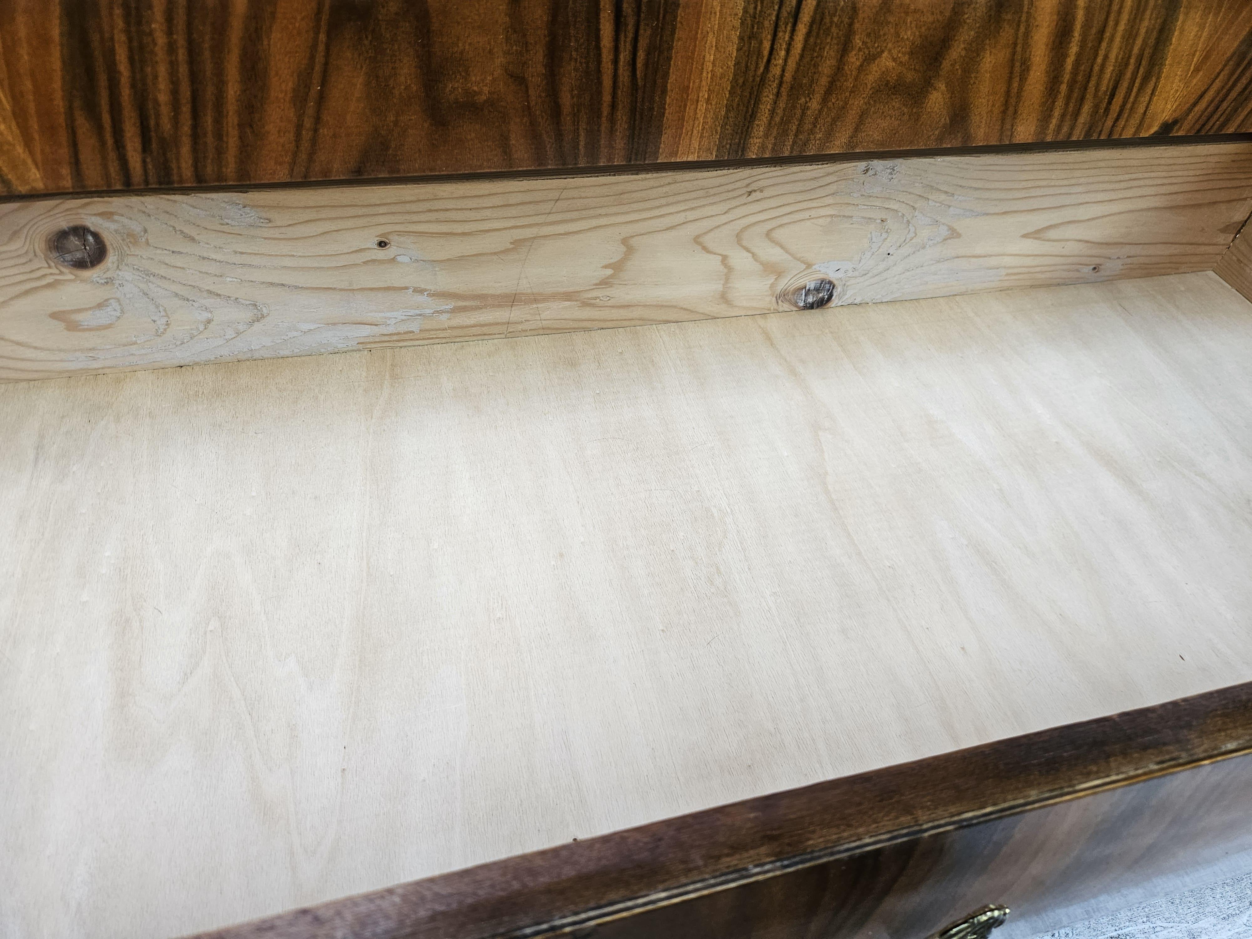Commode à plumes Art Déco en noyer avec poignées en laiton en vente 11