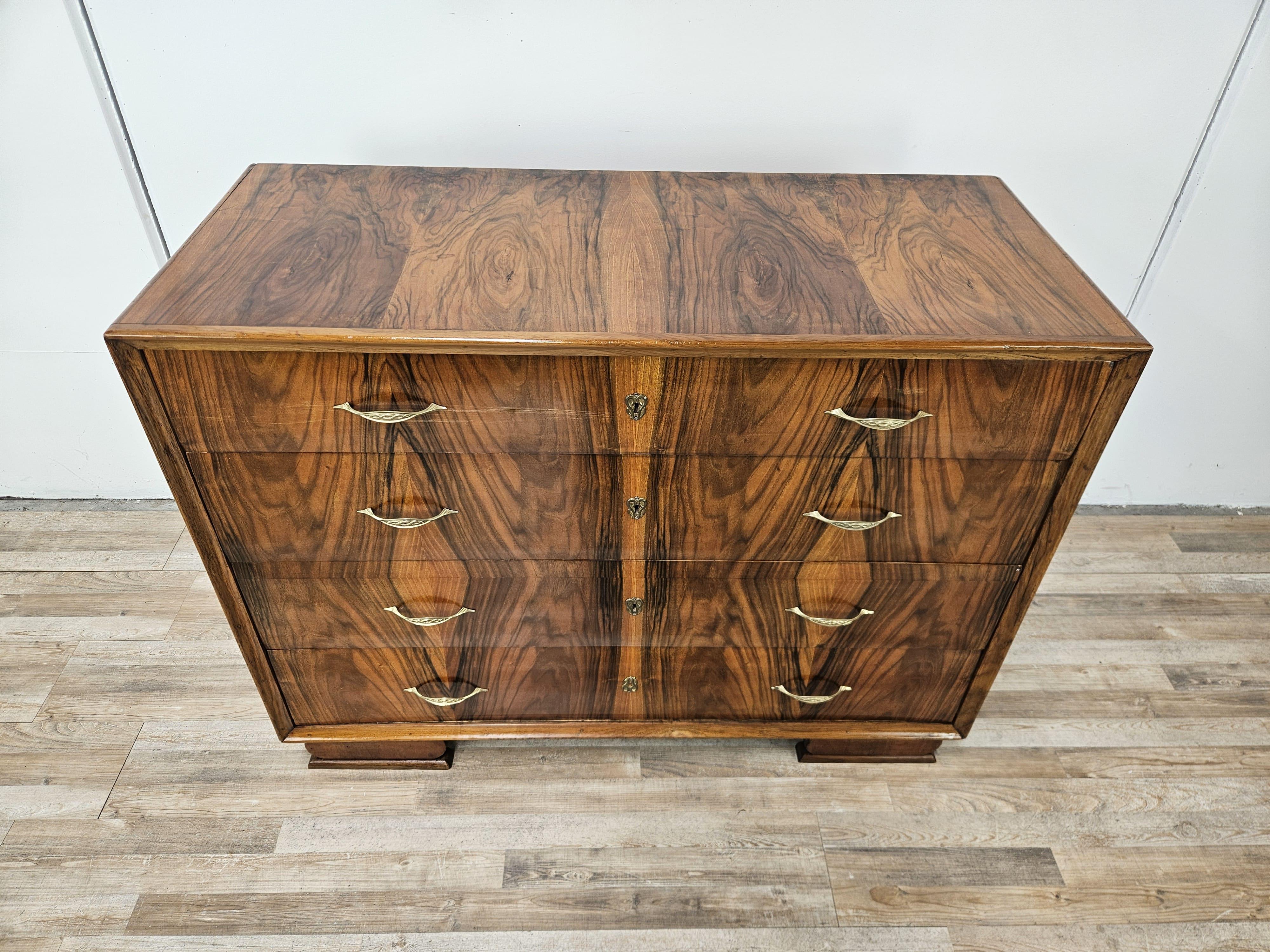 Commode Art Déco des années 1940 en noyer avec quatre tiroirs décorés d'un ensemble inhabituel de poignées en laiton.

La commode peut être utilisée dans une chambre à coucher ou dans un couloir ou un salon comme meuble polyvalent. Notez le grain de