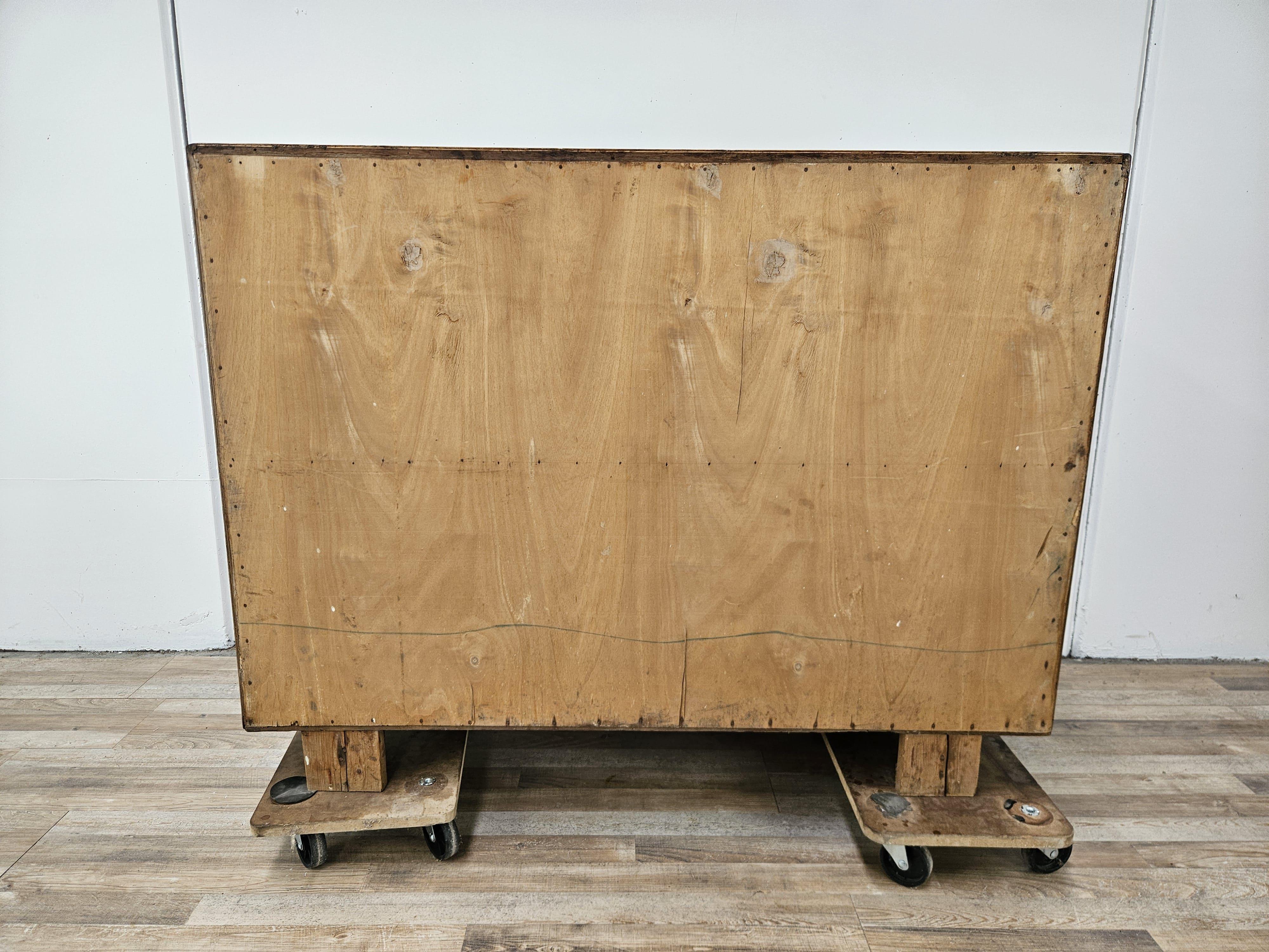 Commode à plumes Art Déco en noyer avec poignées en laiton en vente 12