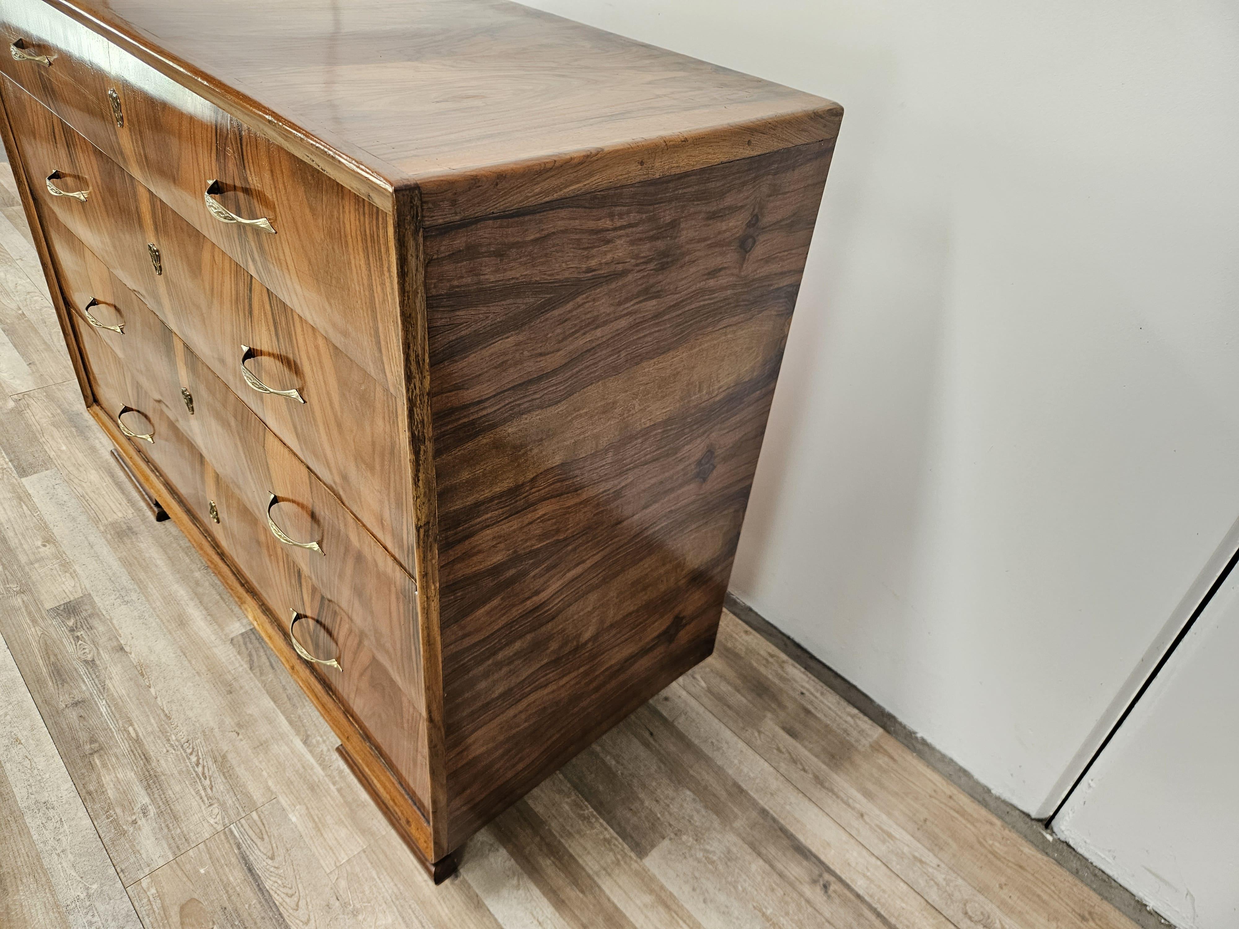 Art déco Commode à plumes Art Déco en noyer avec poignées en laiton en vente