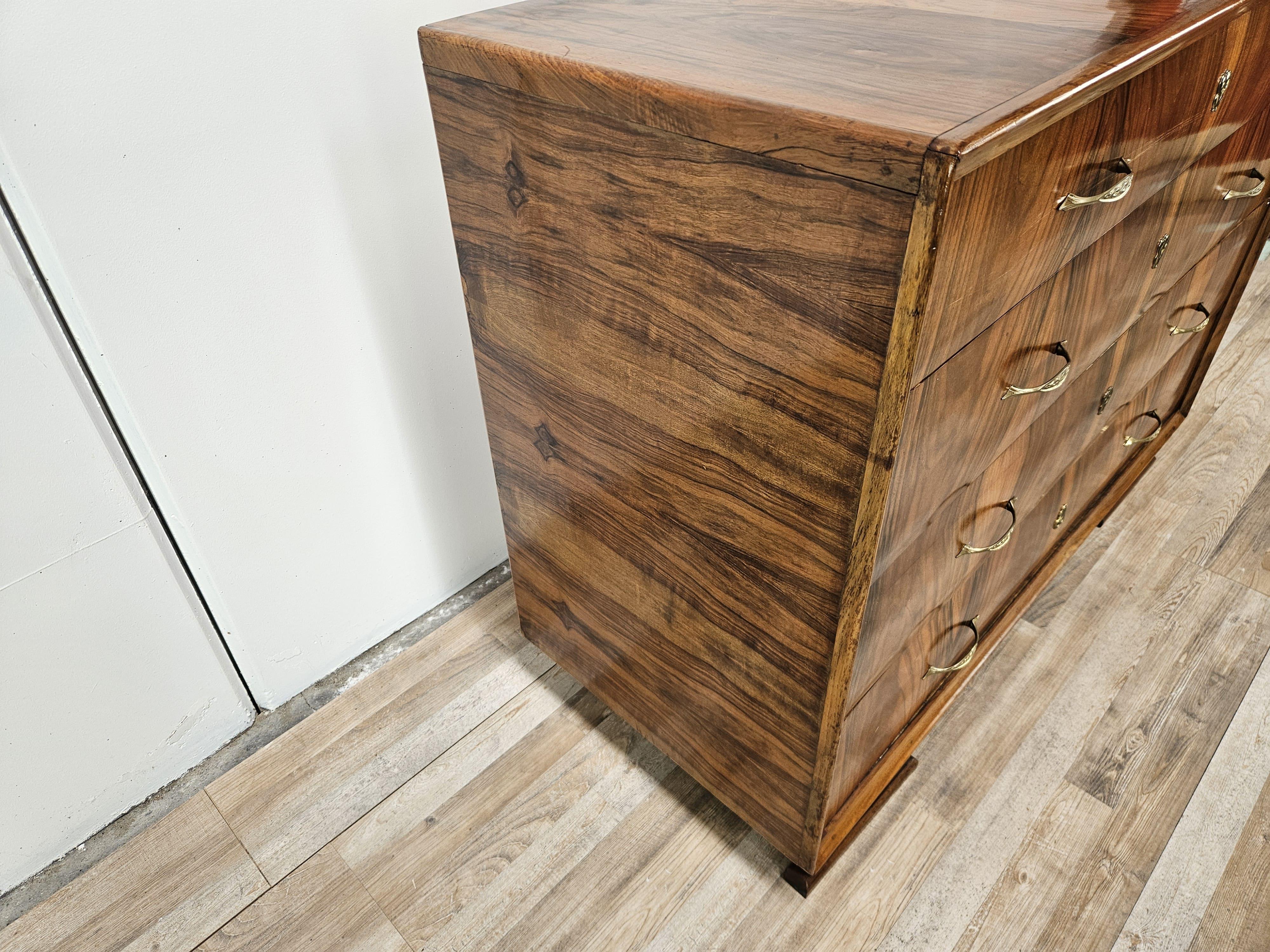 Italian Commode à plumes Art Déco en noyer avec poignées en laiton en vente