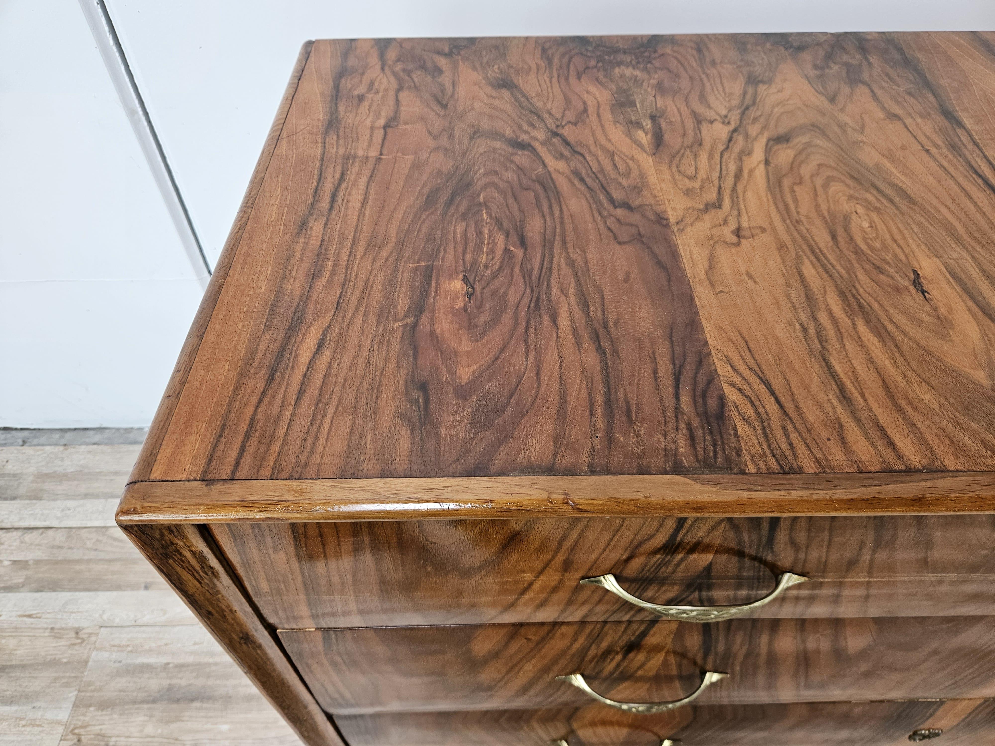 Placage Commode à plumes Art Déco en noyer avec poignées en laiton en vente