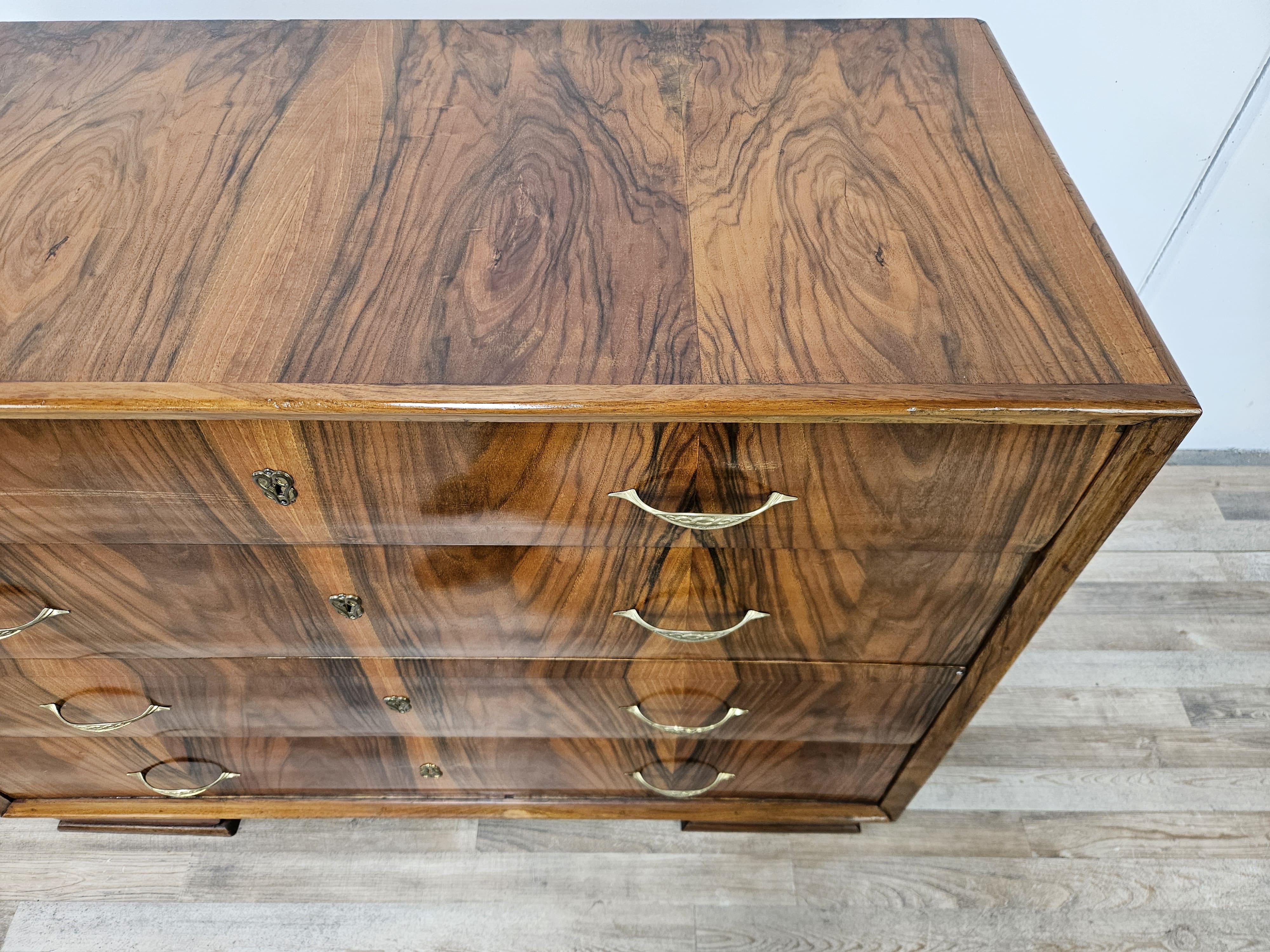 Mid-20th Century Commode à plumes Art Déco en noyer avec poignées en laiton en vente