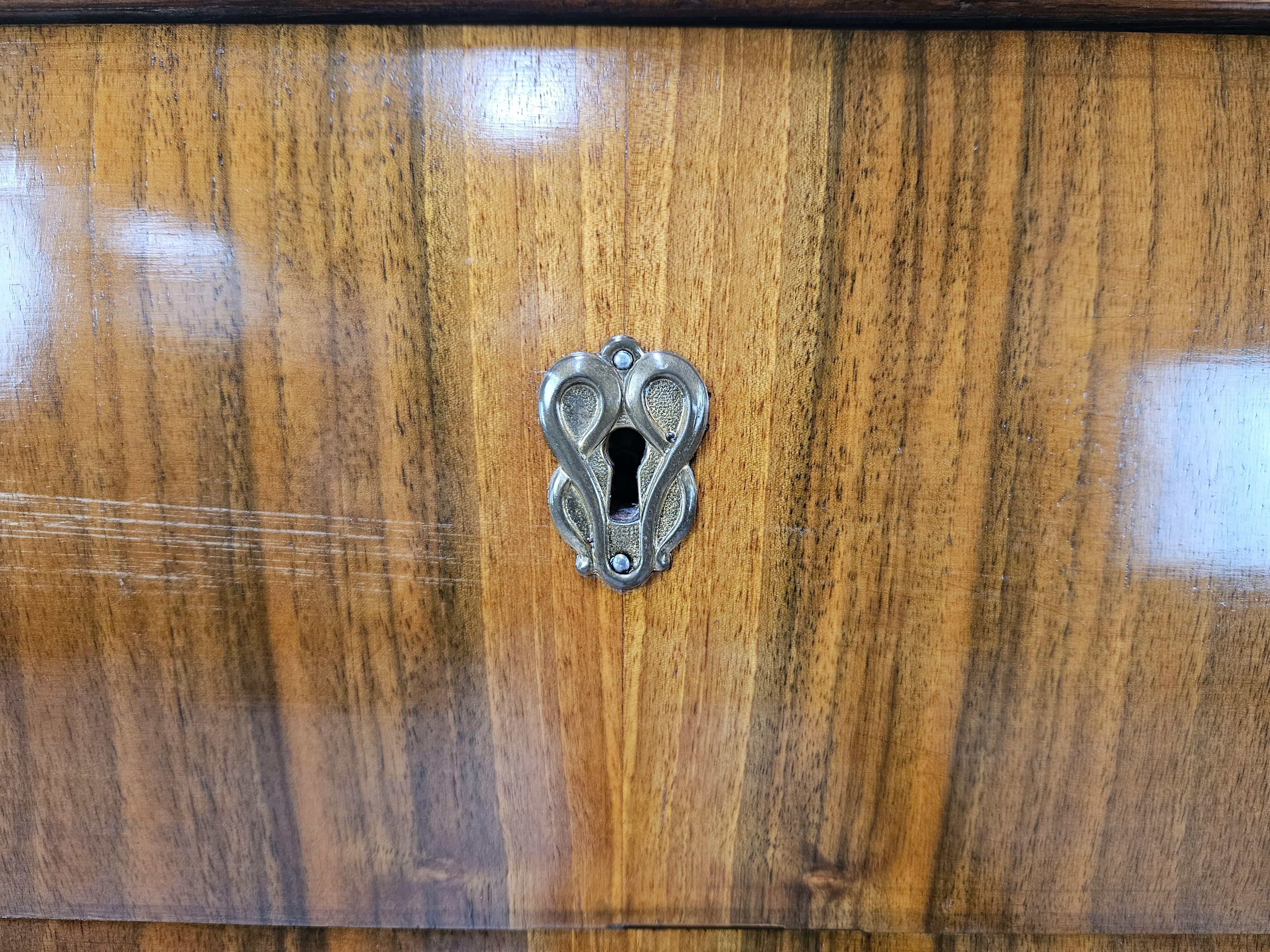Commode à plumes Art Déco en noyer avec poignées en laiton en vente 1