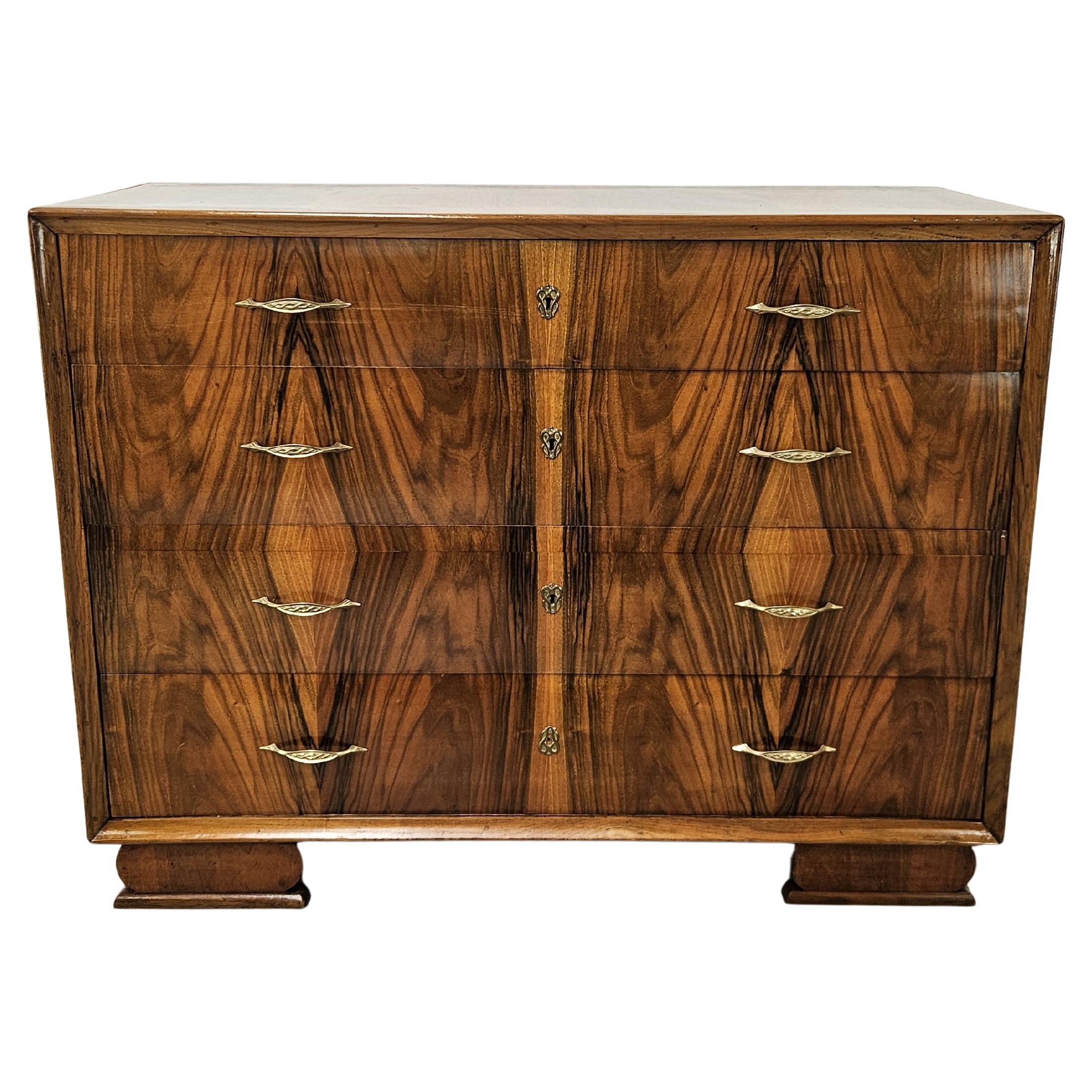 Commode à plumes Art Déco en noyer avec poignées en laiton en vente