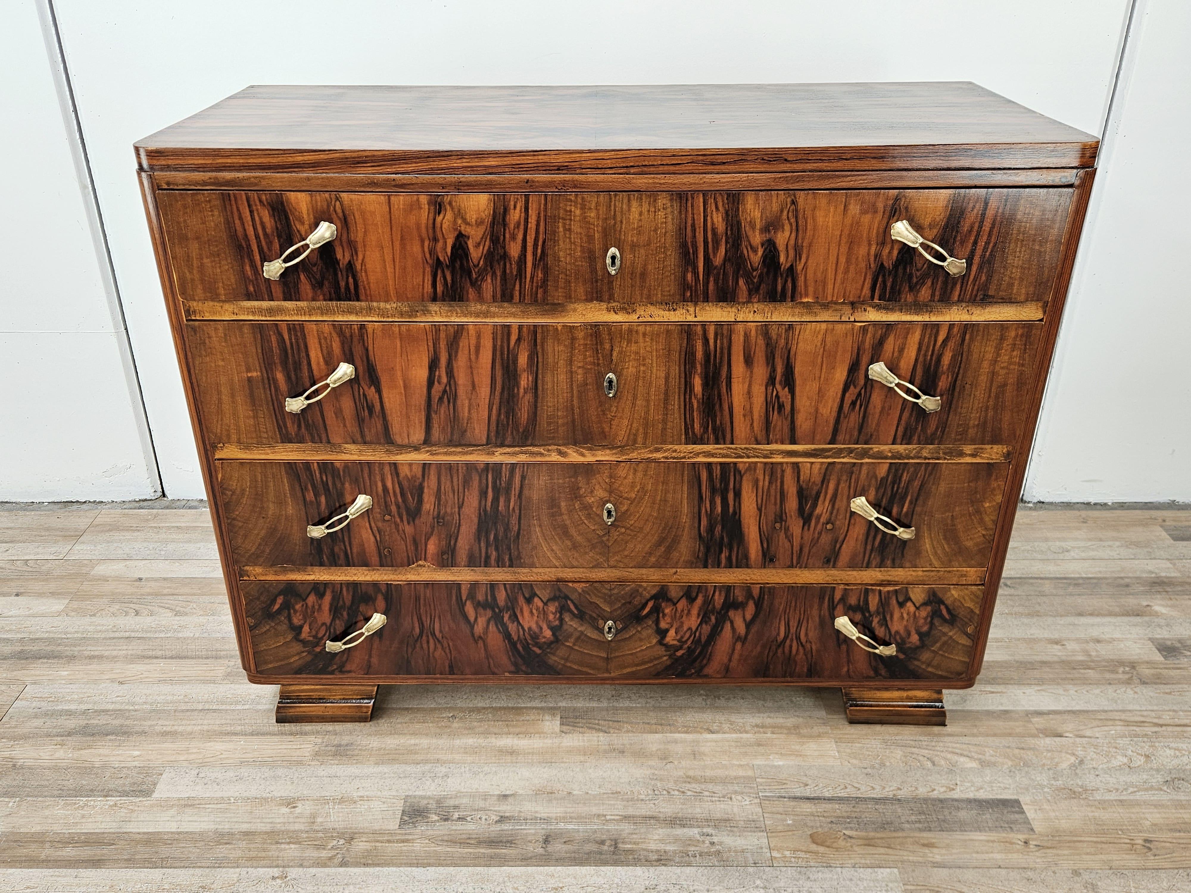 Elegante comò Art Decò rivestito in radica con ferramenta in ottone e quattro ampi e robusti cassetti.

Il mobile può essere utilizzato in un ambiente comune come un soggiorno o un ingresso, oppure in camera da letto.

Comò lucidato a olio e