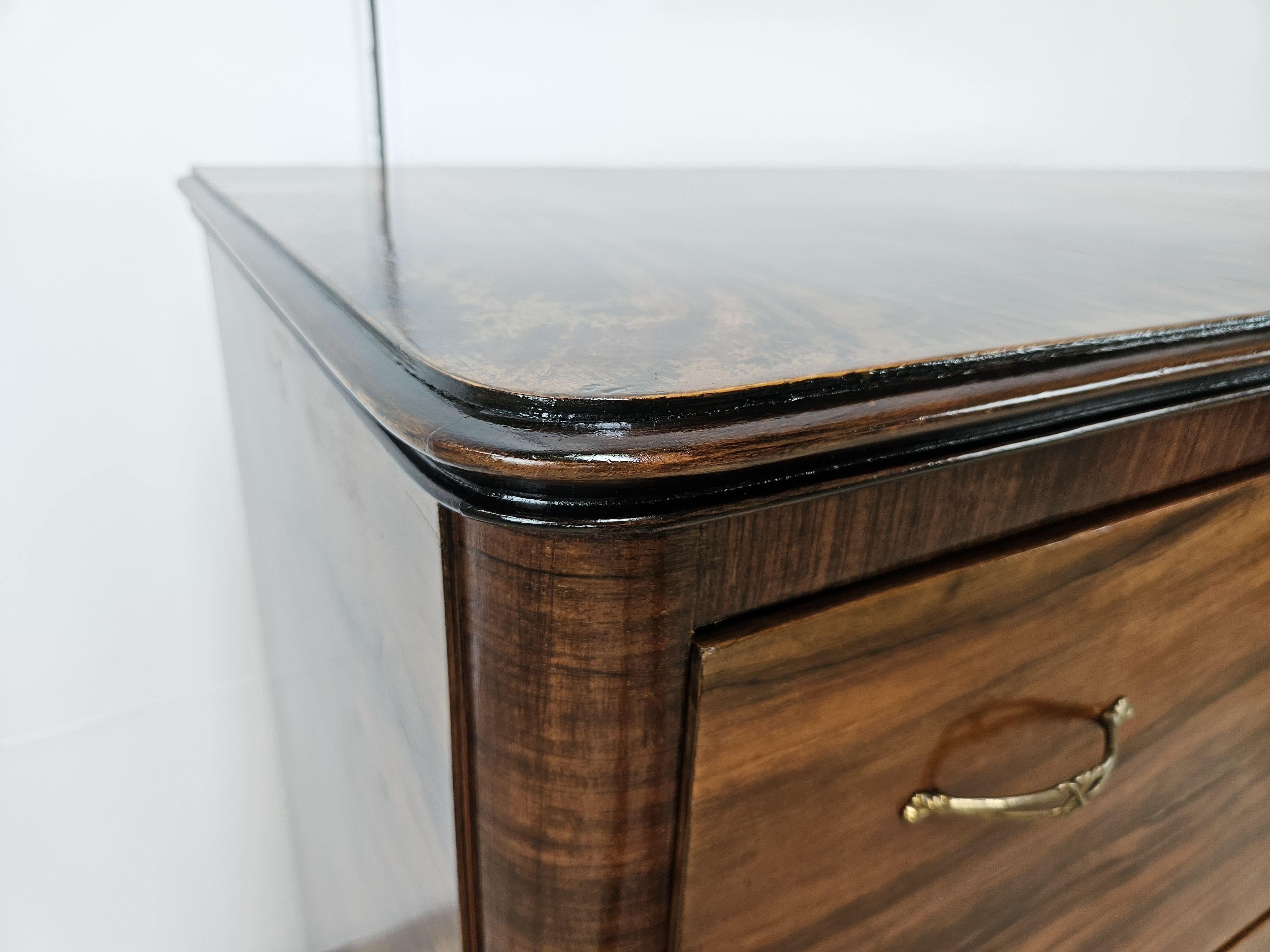 Commode Art Déco en loupe d'acajou à quatre tiroirs en vente 3