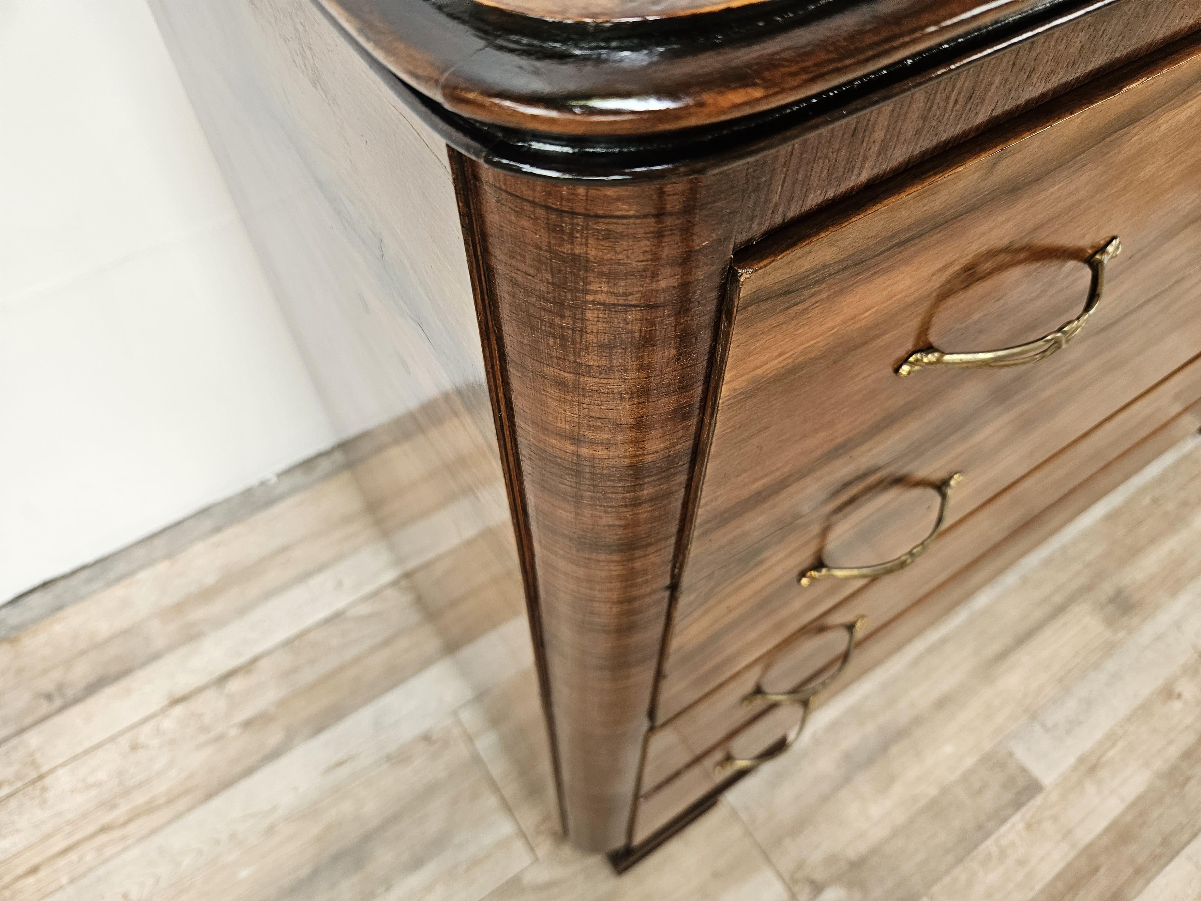 Commode Art Déco en loupe d'acajou à quatre tiroirs en vente 4
