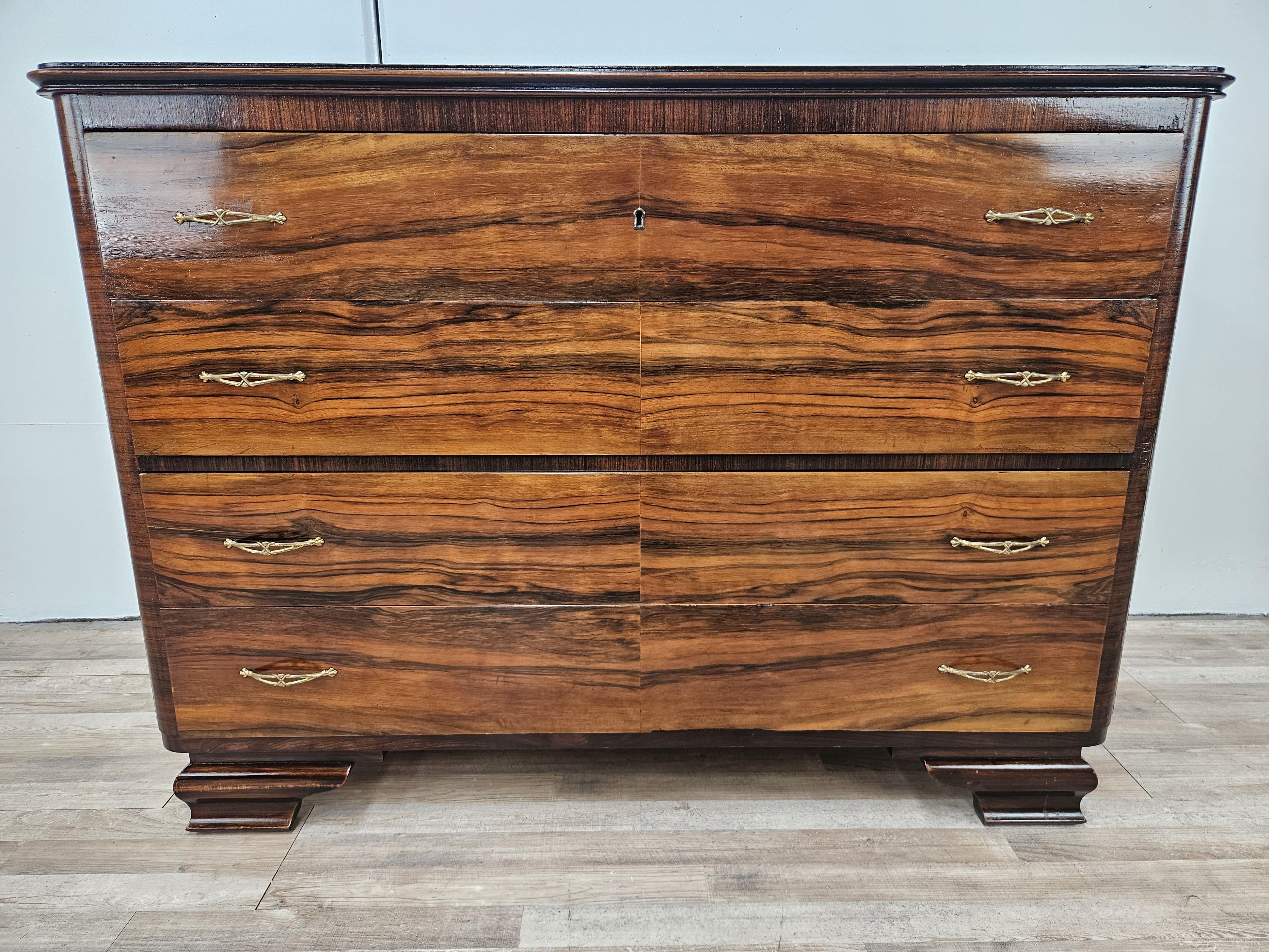 Commode Art Déco en loupe d'acajou à quatre tiroirs en vente 5