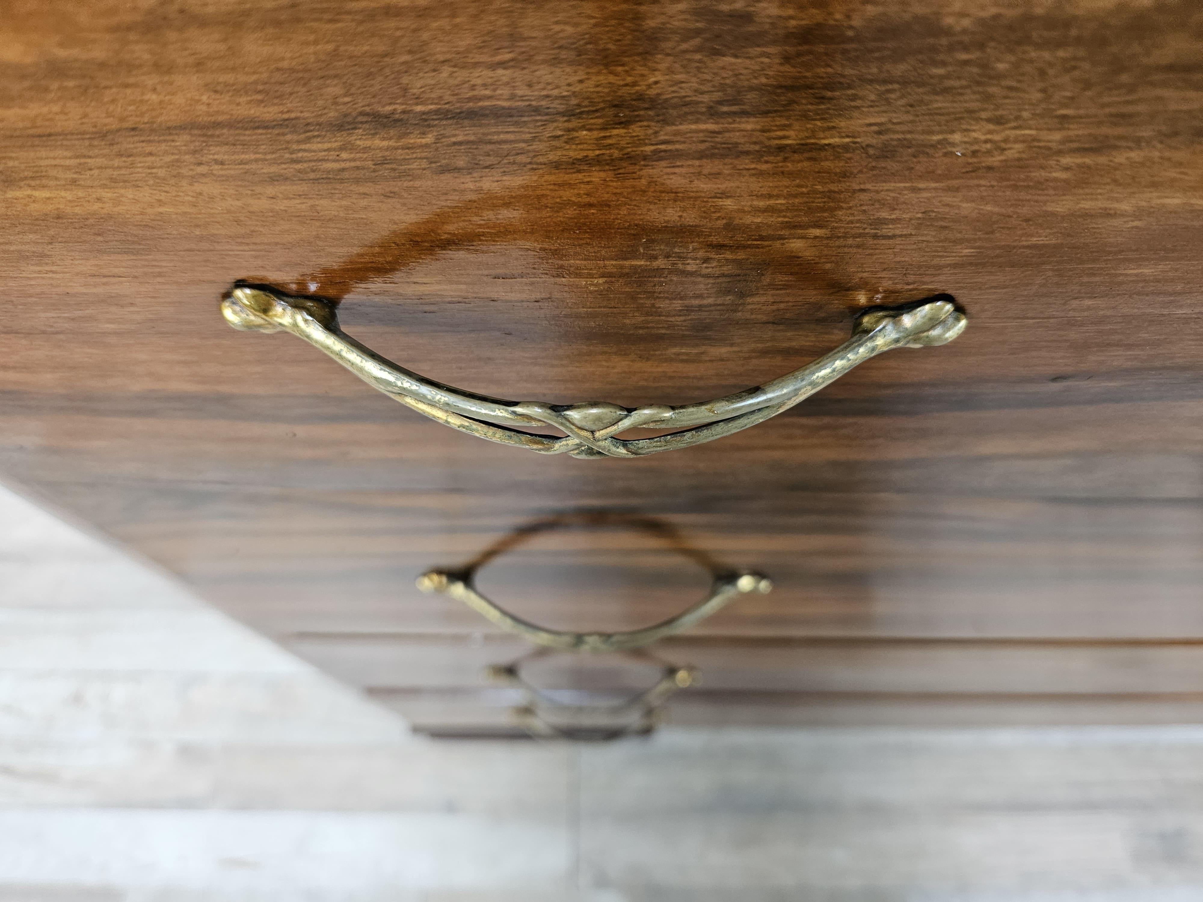 Commode Art Déco en loupe d'acajou à quatre tiroirs en vente 7