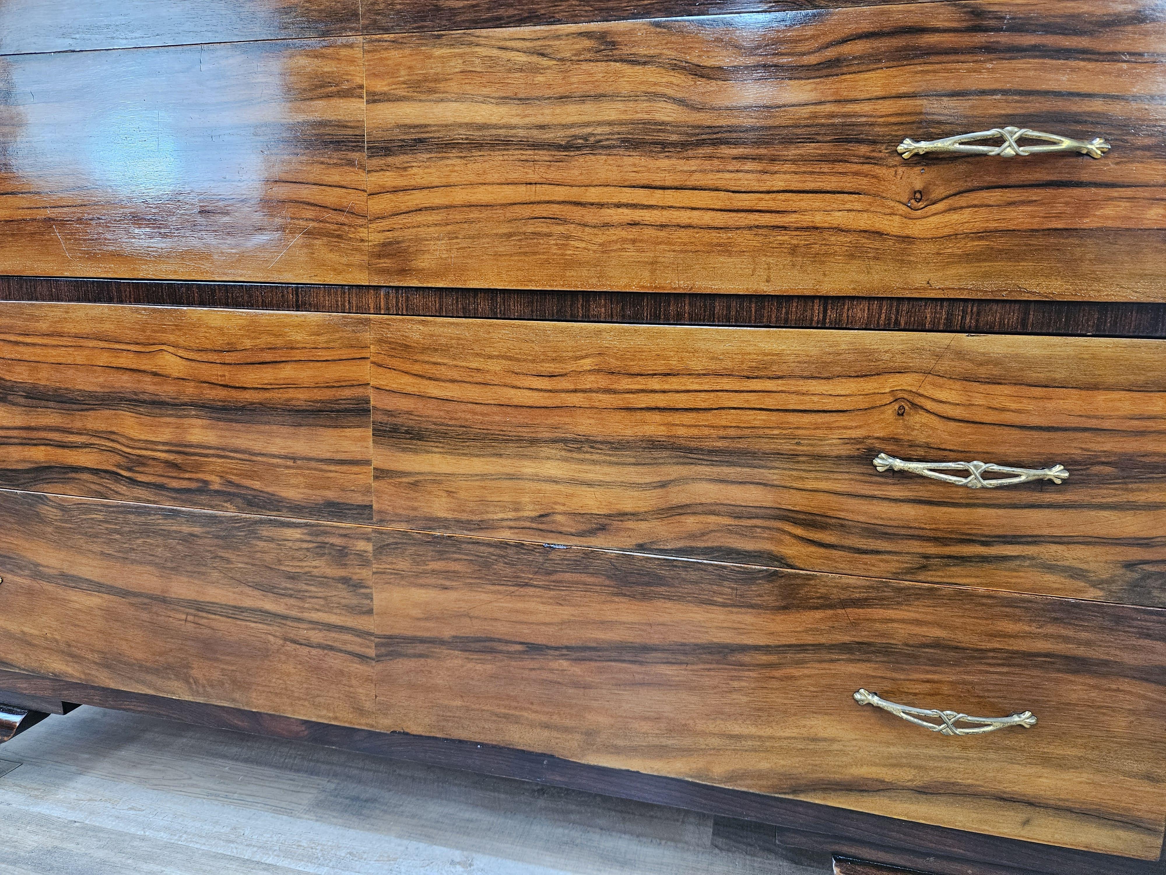 Commode Art Déco en loupe d'acajou à quatre tiroirs en vente 9