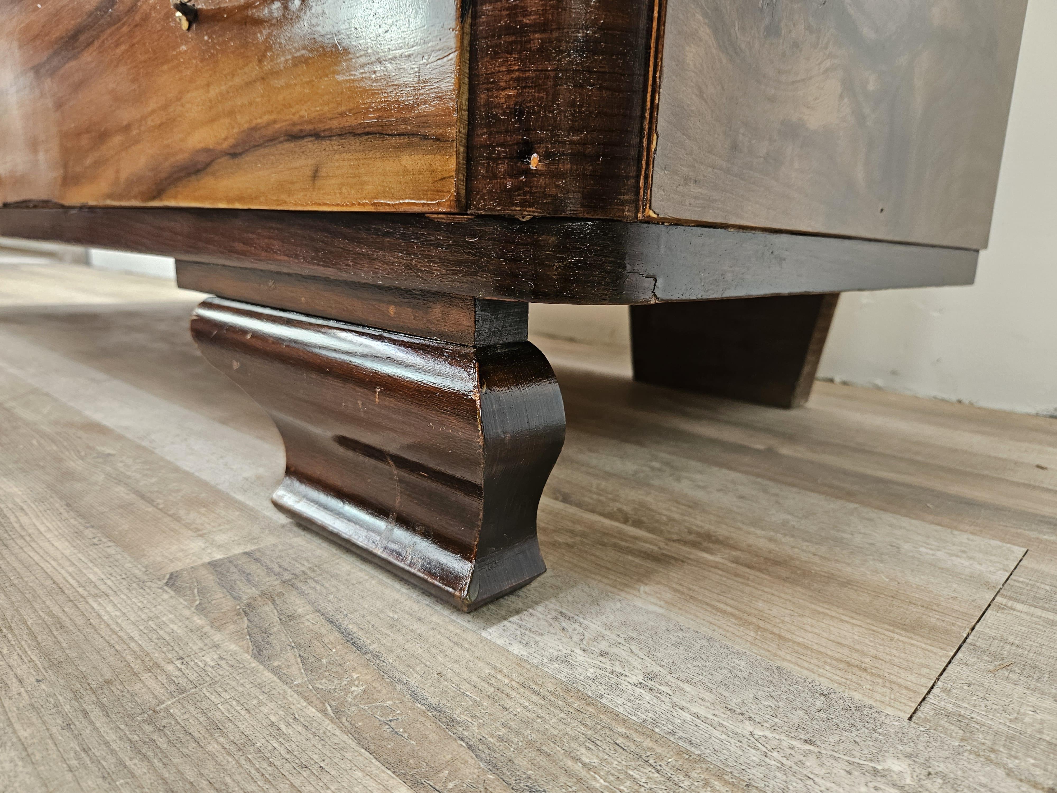 Commode Art Déco en loupe d'acajou à quatre tiroirs en vente 10