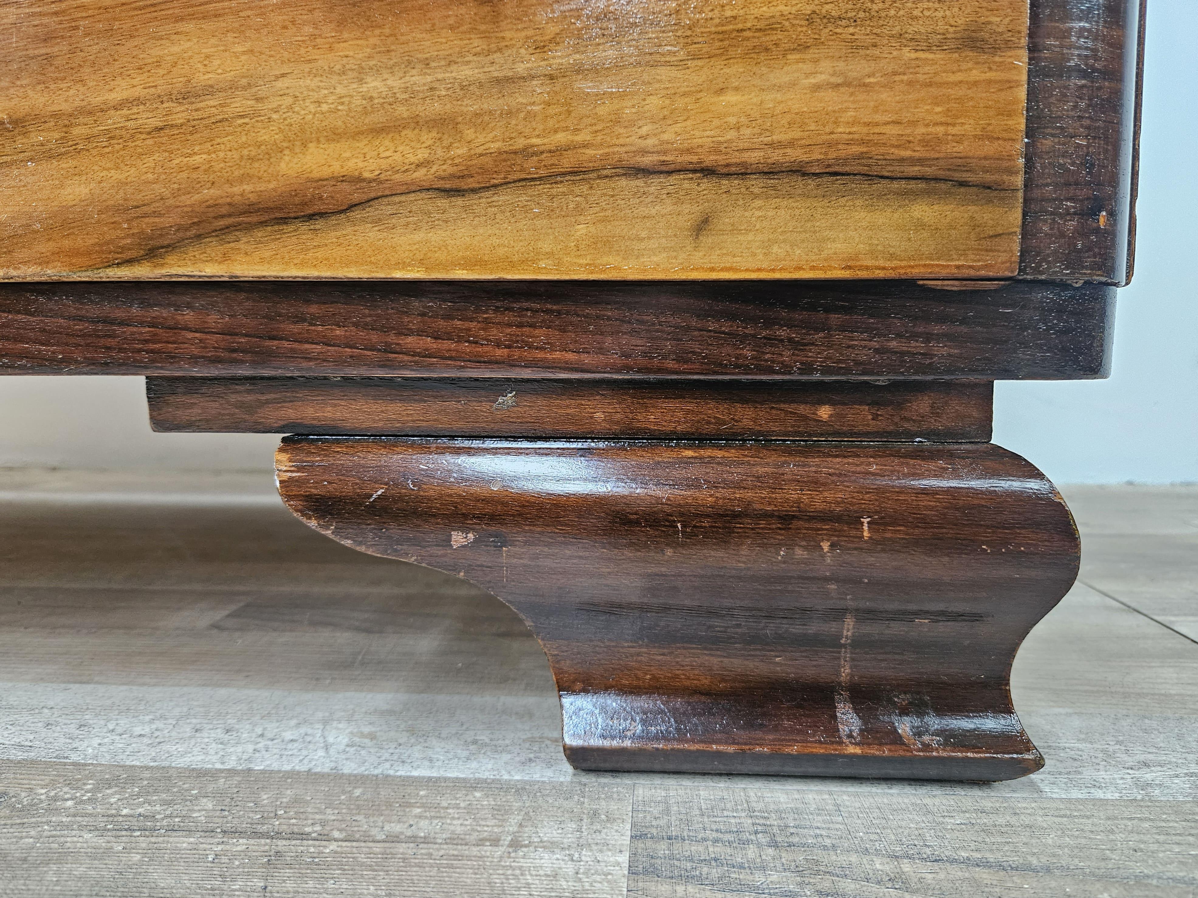 Commode Art Déco en loupe d'acajou à quatre tiroirs en vente 11
