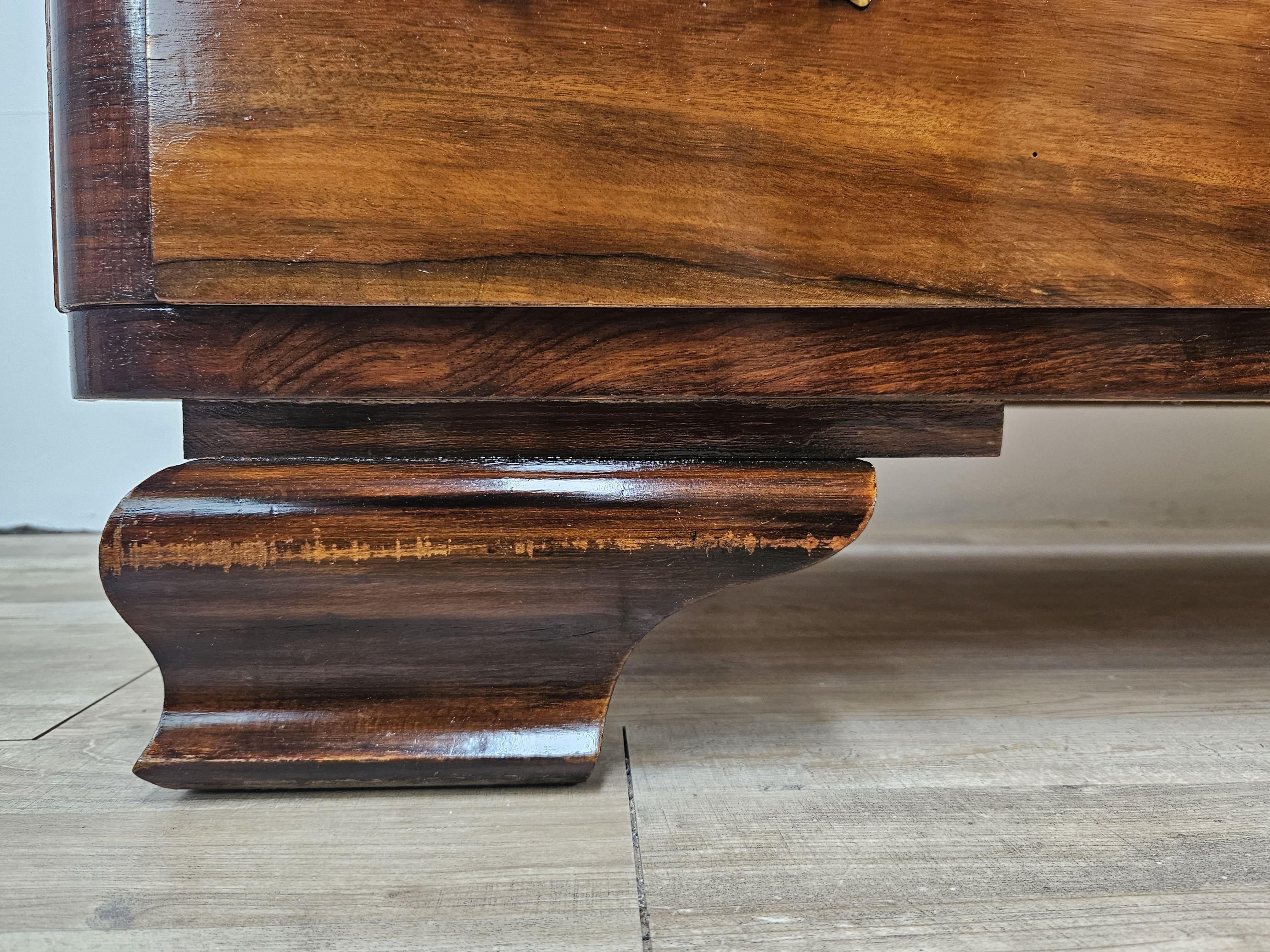 Commode Art Déco en loupe d'acajou à quatre tiroirs en vente 12