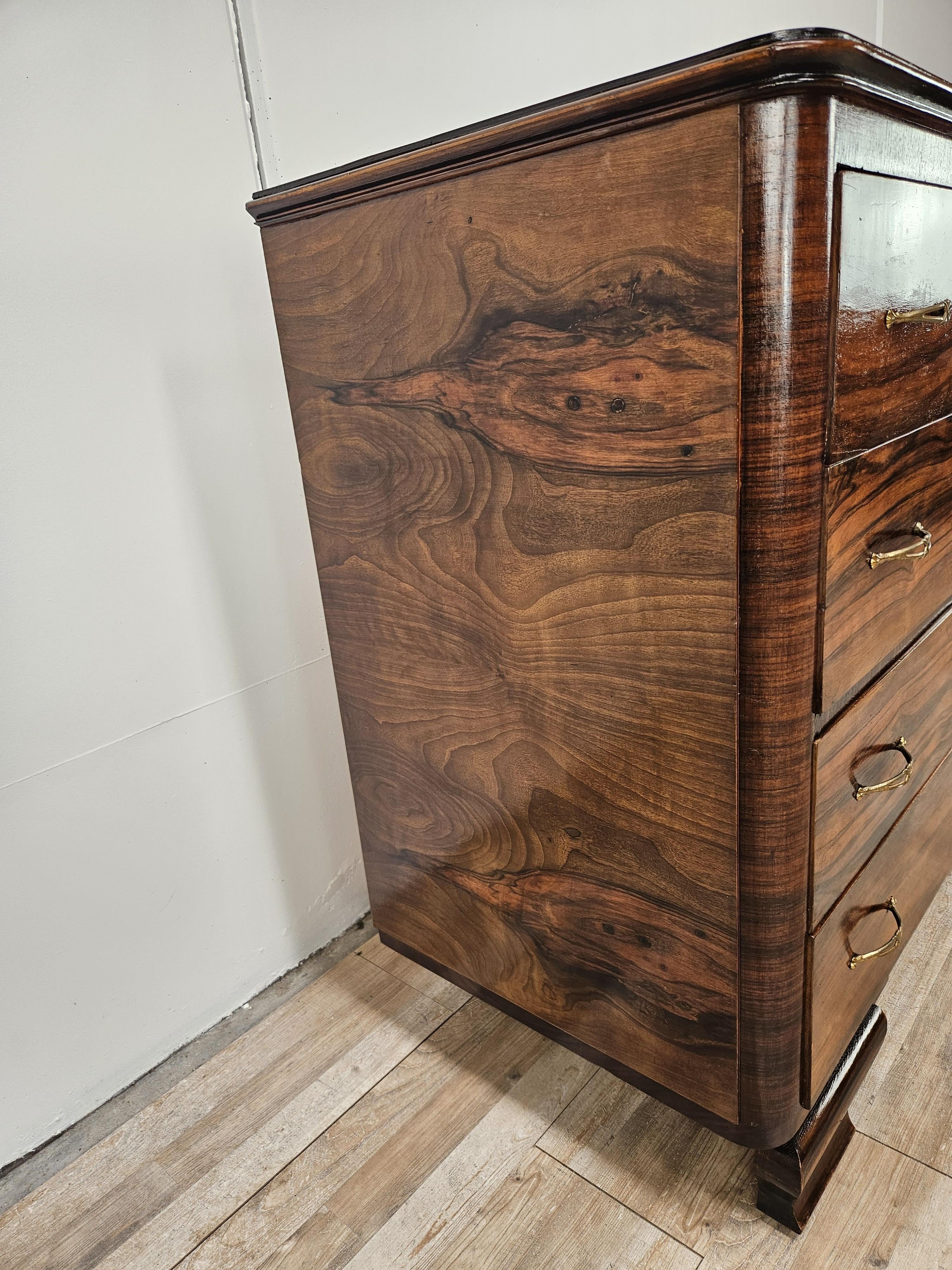 Commode en racine d'acajou avec quatre grands tiroirs robustes rehaussés de poignées en laiton.

L'armoire a des dimensions linéaires, très petites et donc adaptables à n'importe quel espace avec des meubles modernes ou anciens.

Polie à l'huile et