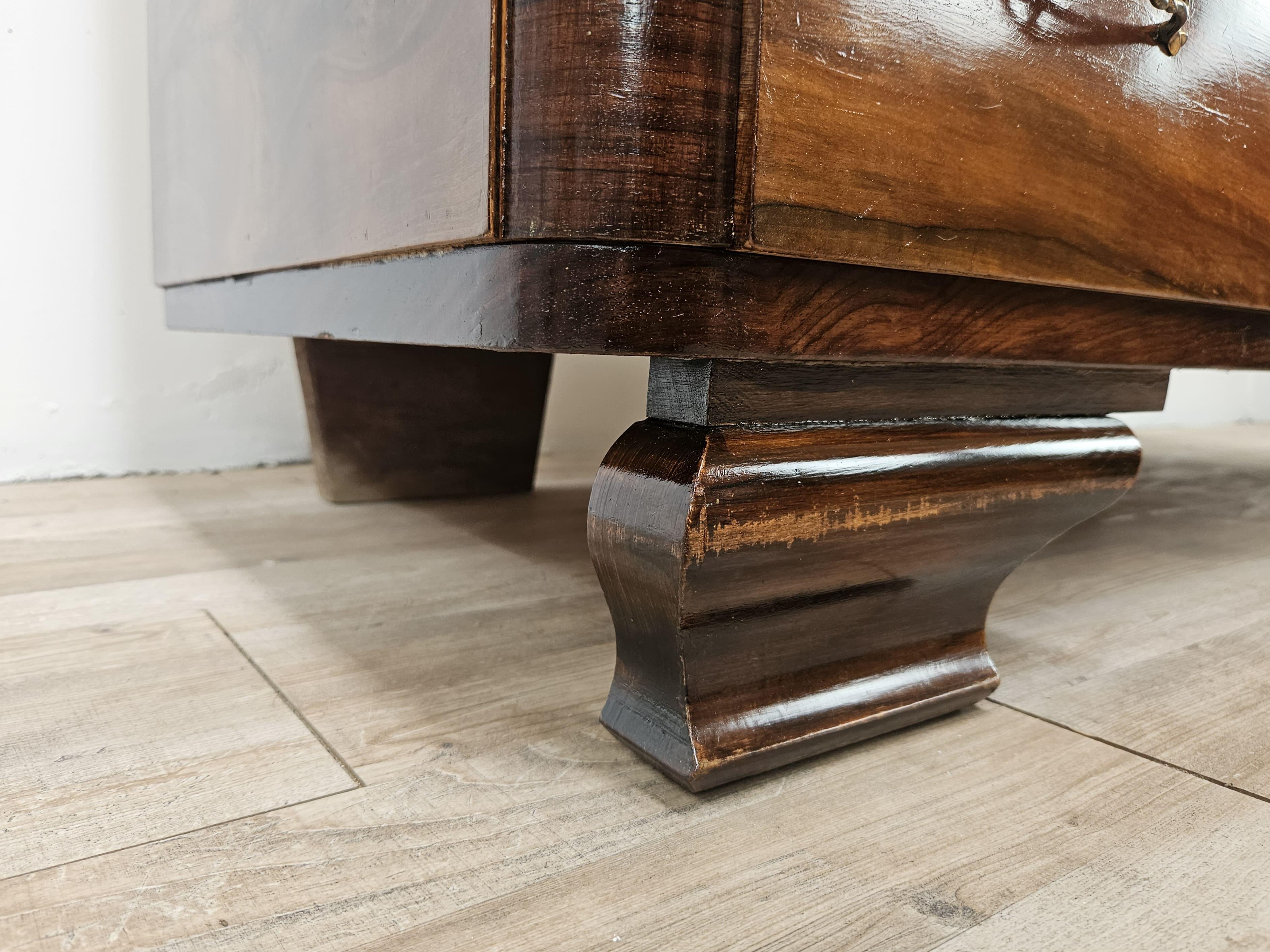 Commode Art Déco en loupe d'acajou à quatre tiroirs en vente 13