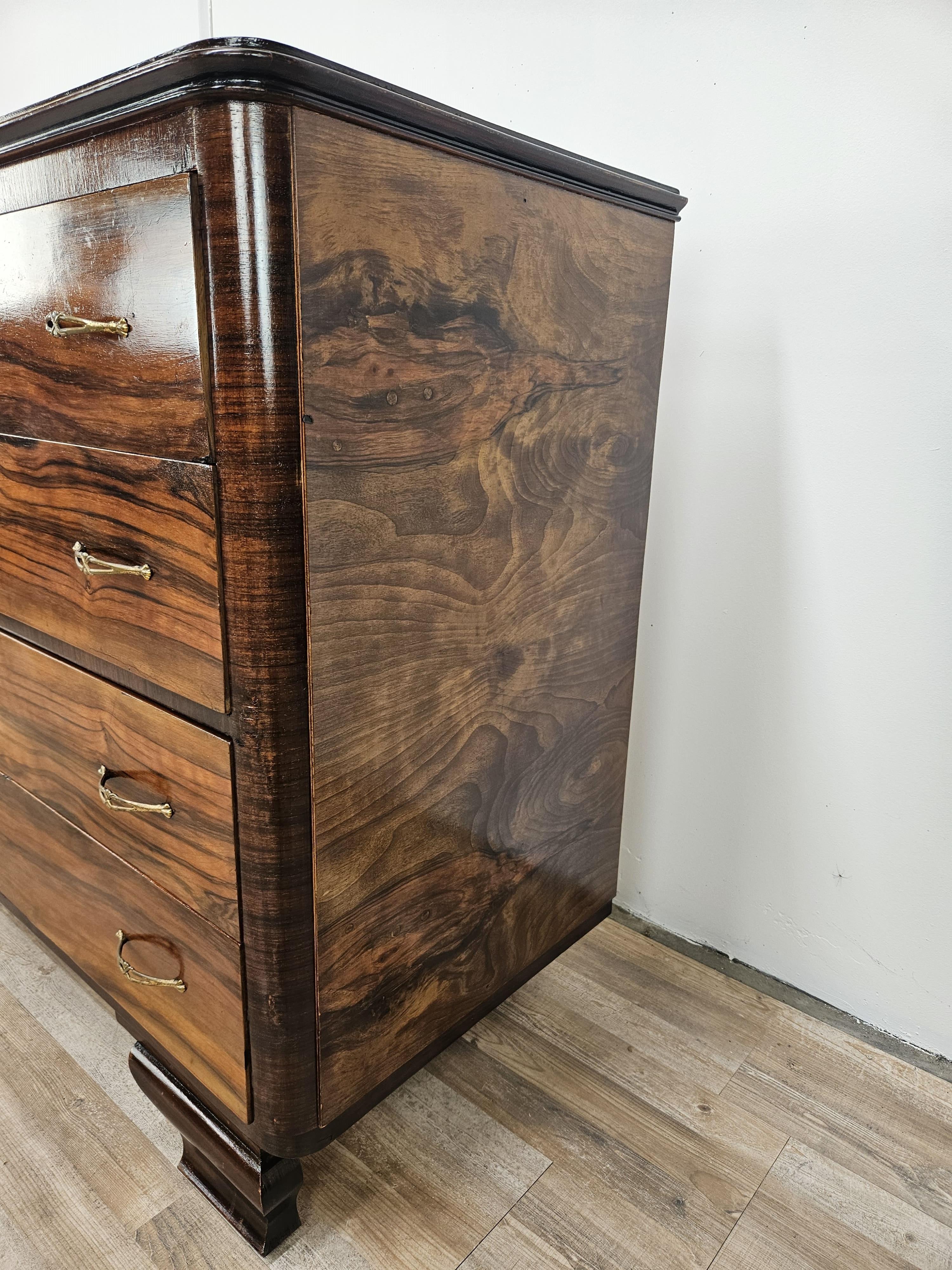 Art déco Commode Art Déco en loupe d'acajou à quatre tiroirs en vente