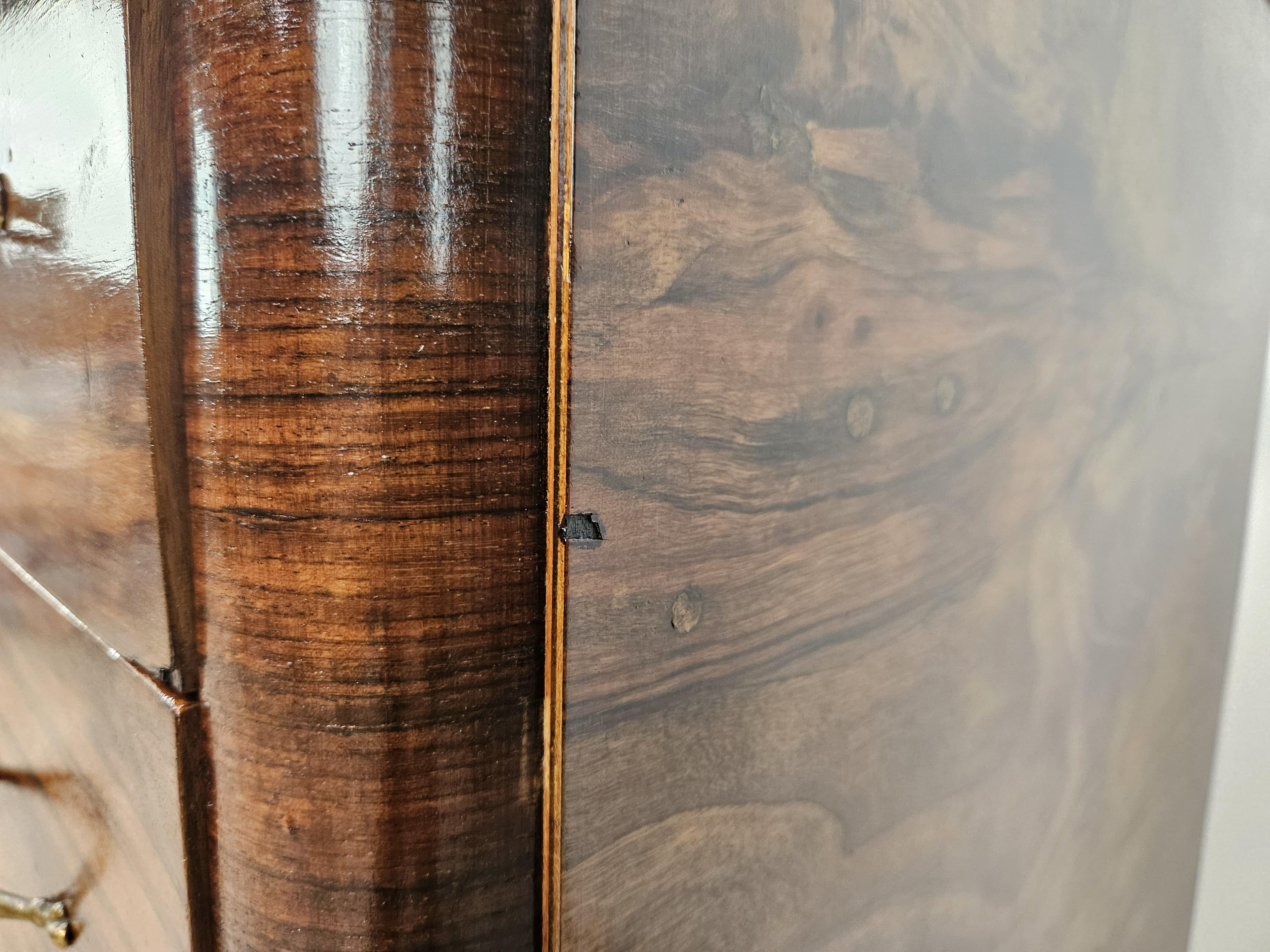 Commode Art Déco en loupe d'acajou à quatre tiroirs Bon état - En vente à Premariacco, IT
