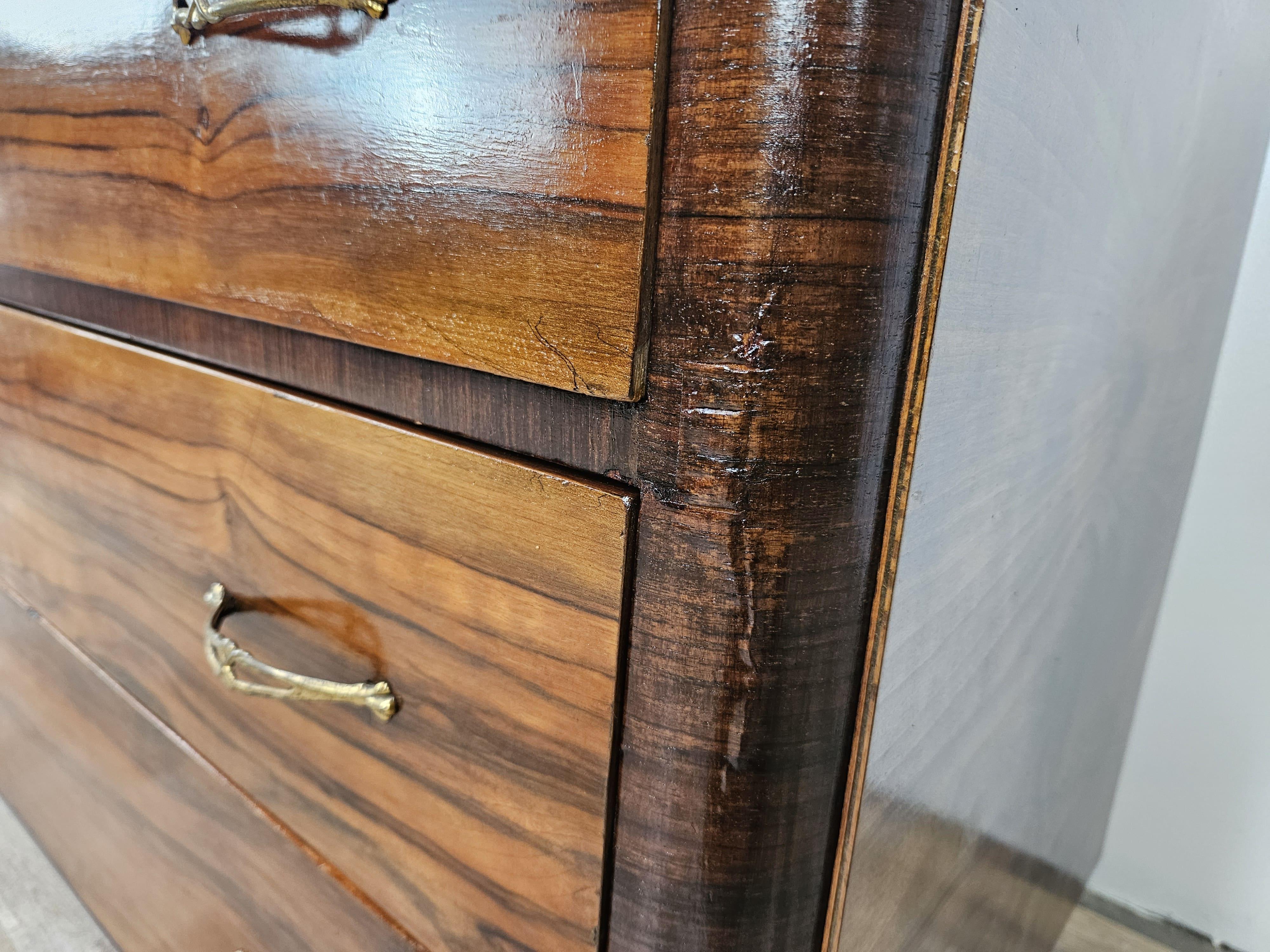 Mid-20th Century Commode Art Déco en loupe d'acajou à quatre tiroirs en vente