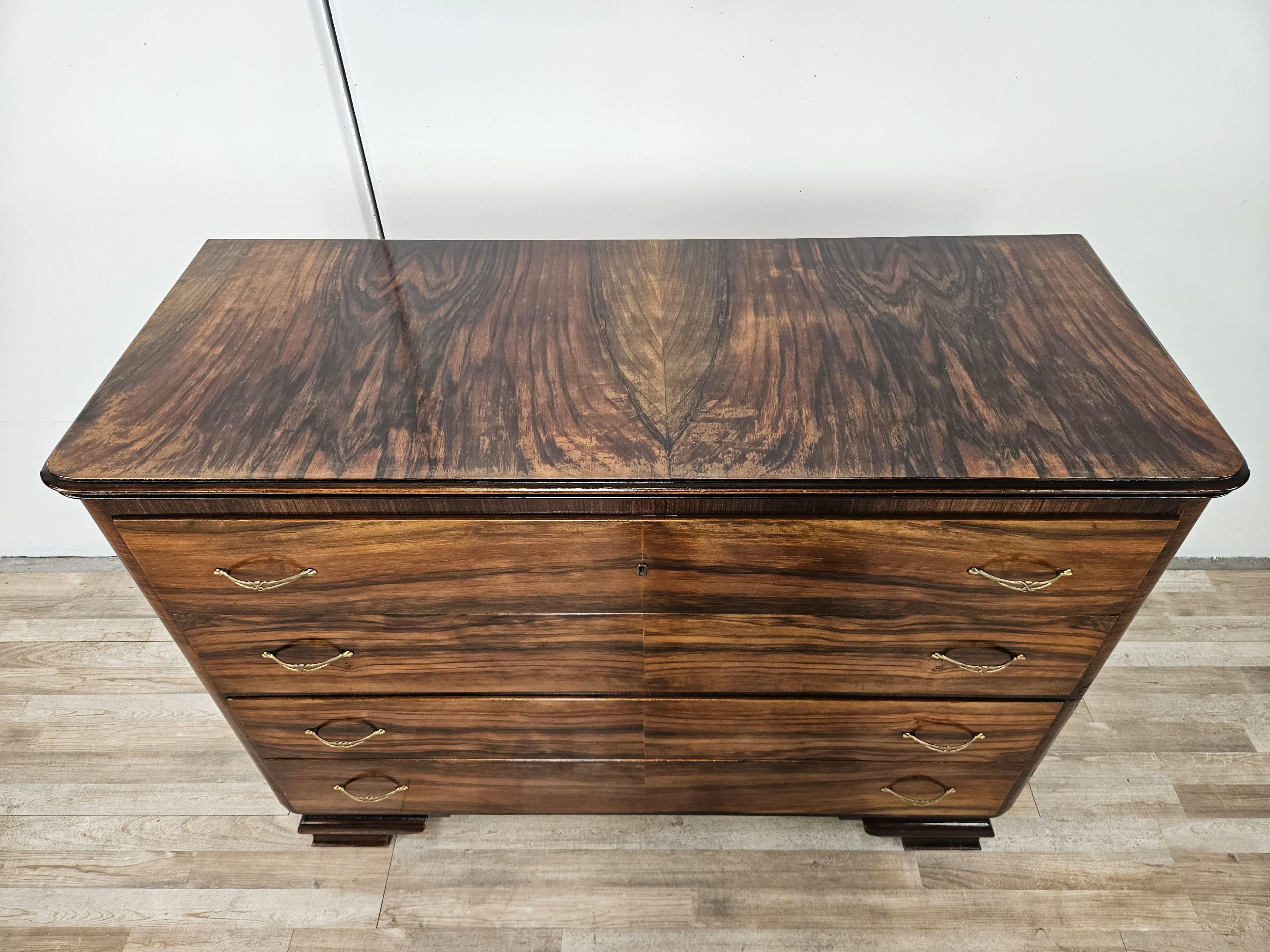 Laiton Commode Art Déco en loupe d'acajou à quatre tiroirs en vente