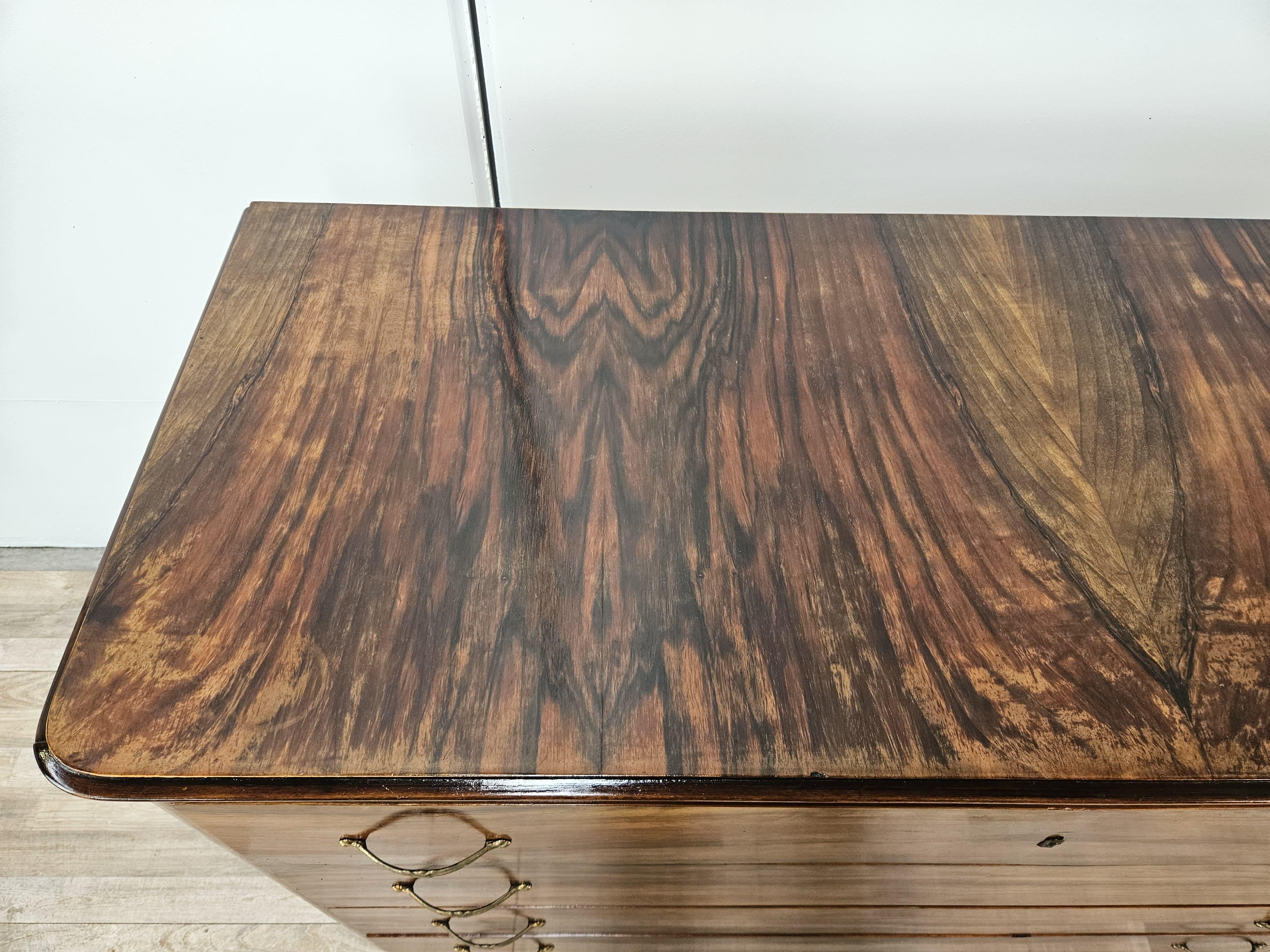 Commode Art Déco en loupe d'acajou à quatre tiroirs en vente 1