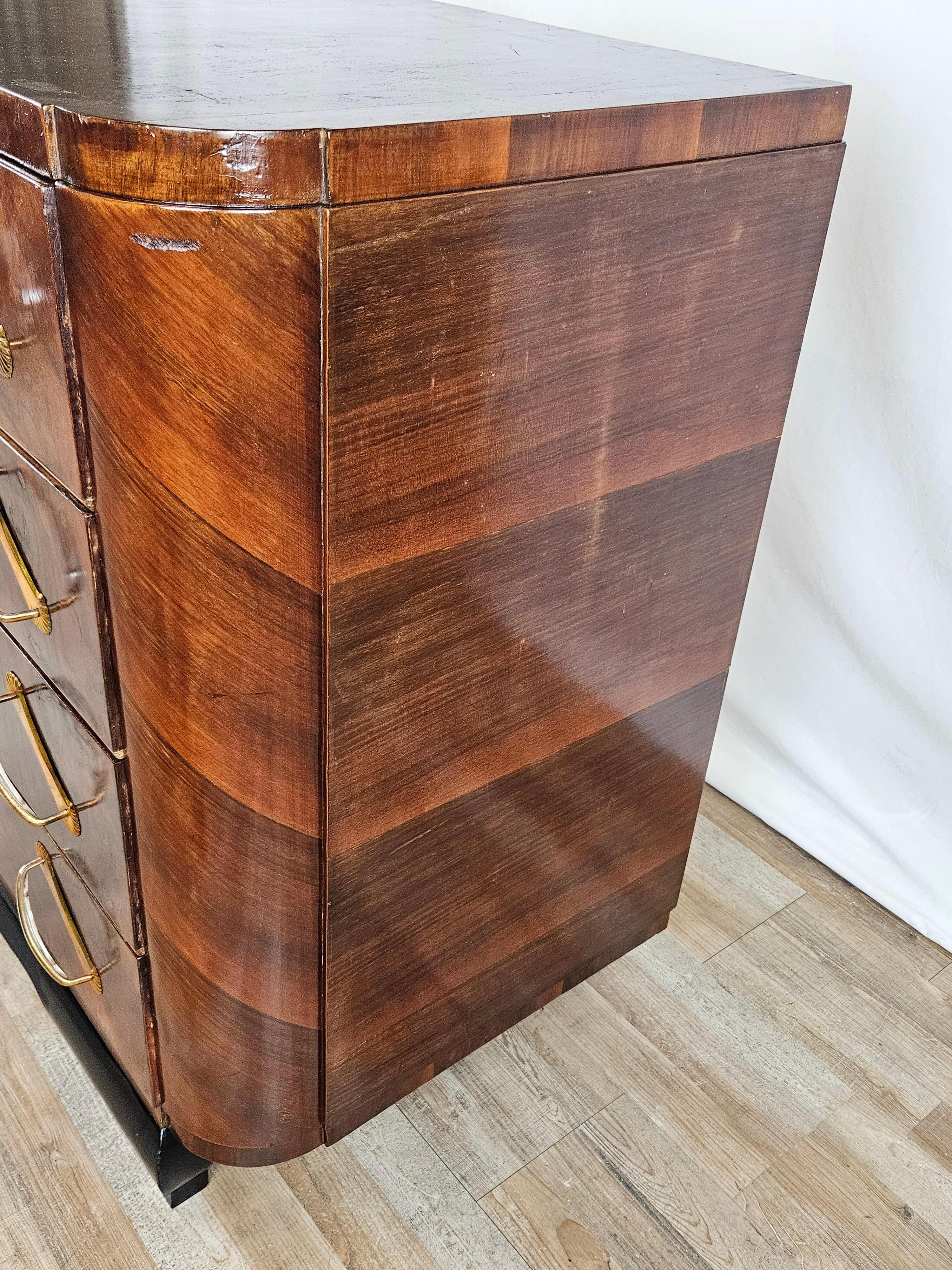 Art Deco walnut burl dresser with lacquered drawers and feet 20th century In Good Condition For Sale In Premariacco, IT