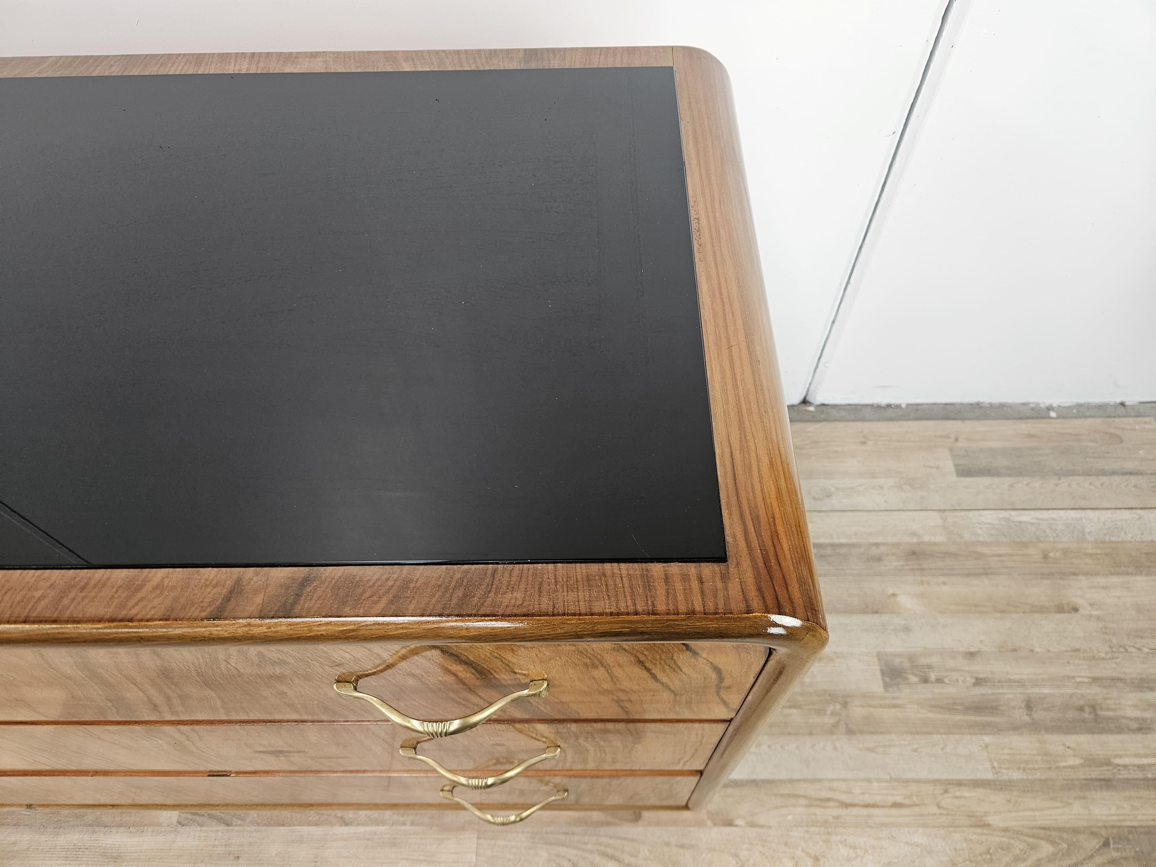 Art Deco walnut burl dresser with black glass top and brass handles In Good Condition For Sale In Premariacco, IT