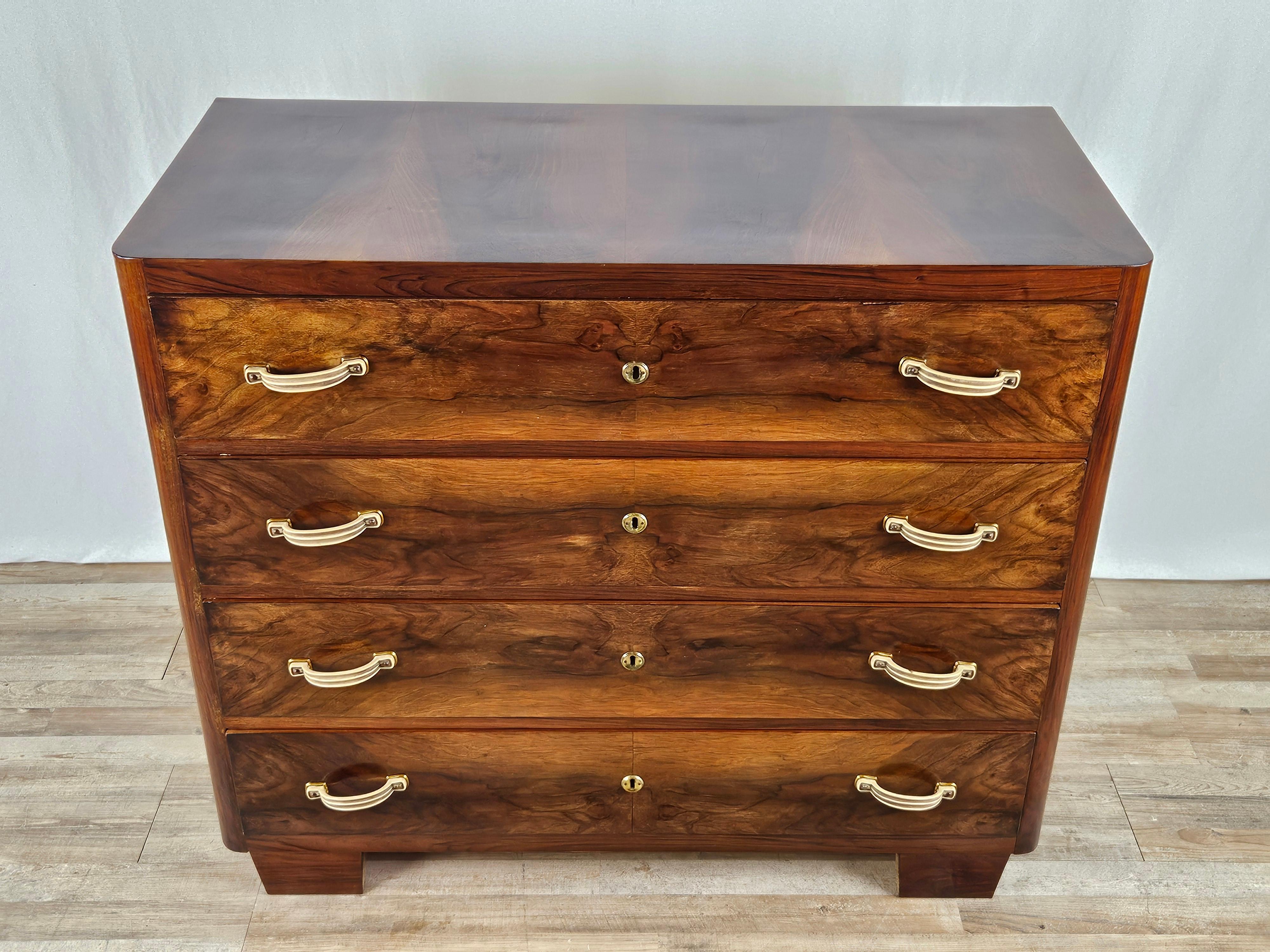 Elegant and refined walnut briar dresser from the early 1940s, Italian production of high quality and workmanship.

Linear design and small size with proportions ideal for any kind of environment from vintage to antique.

Polished with oil and