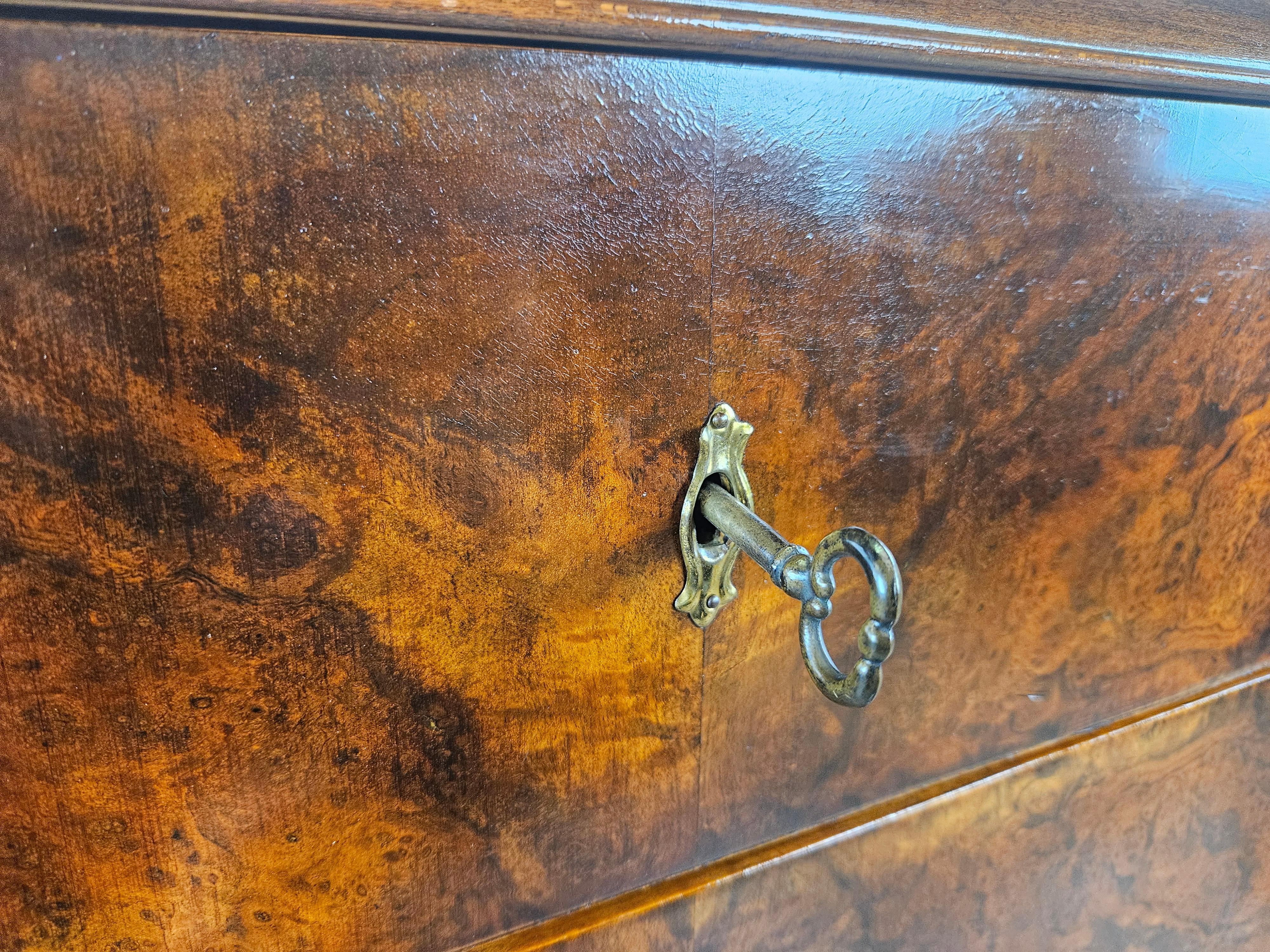 Art Deco walnut burl dresser with three drawers 1940 For Sale 8