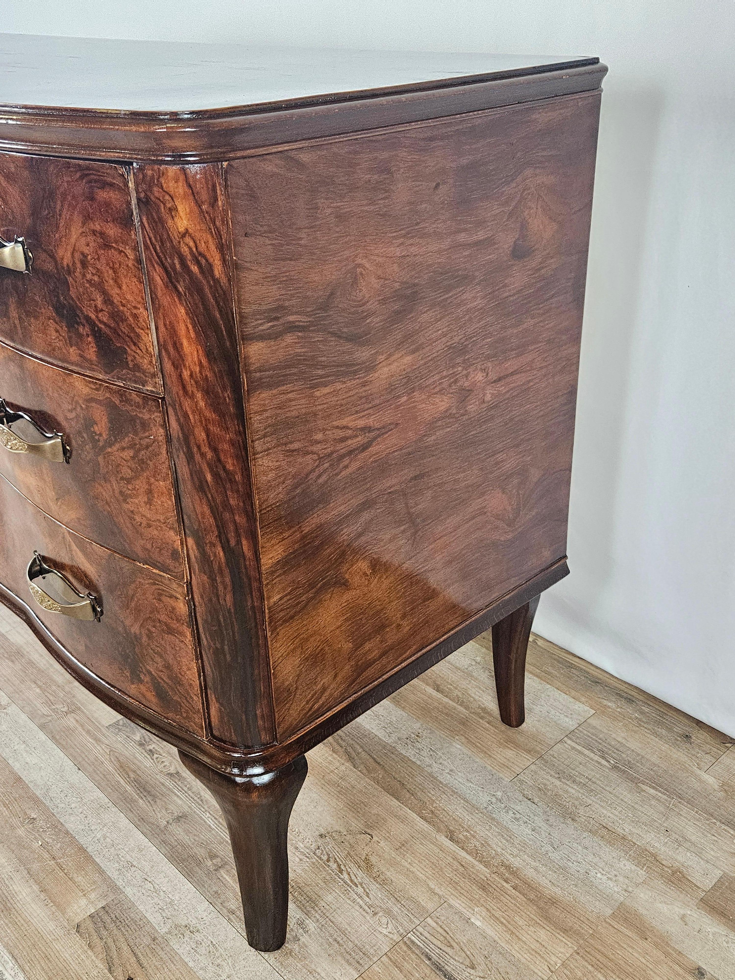 Art Deco walnut burl dresser with three drawers 1940 In Good Condition For Sale In Premariacco, IT