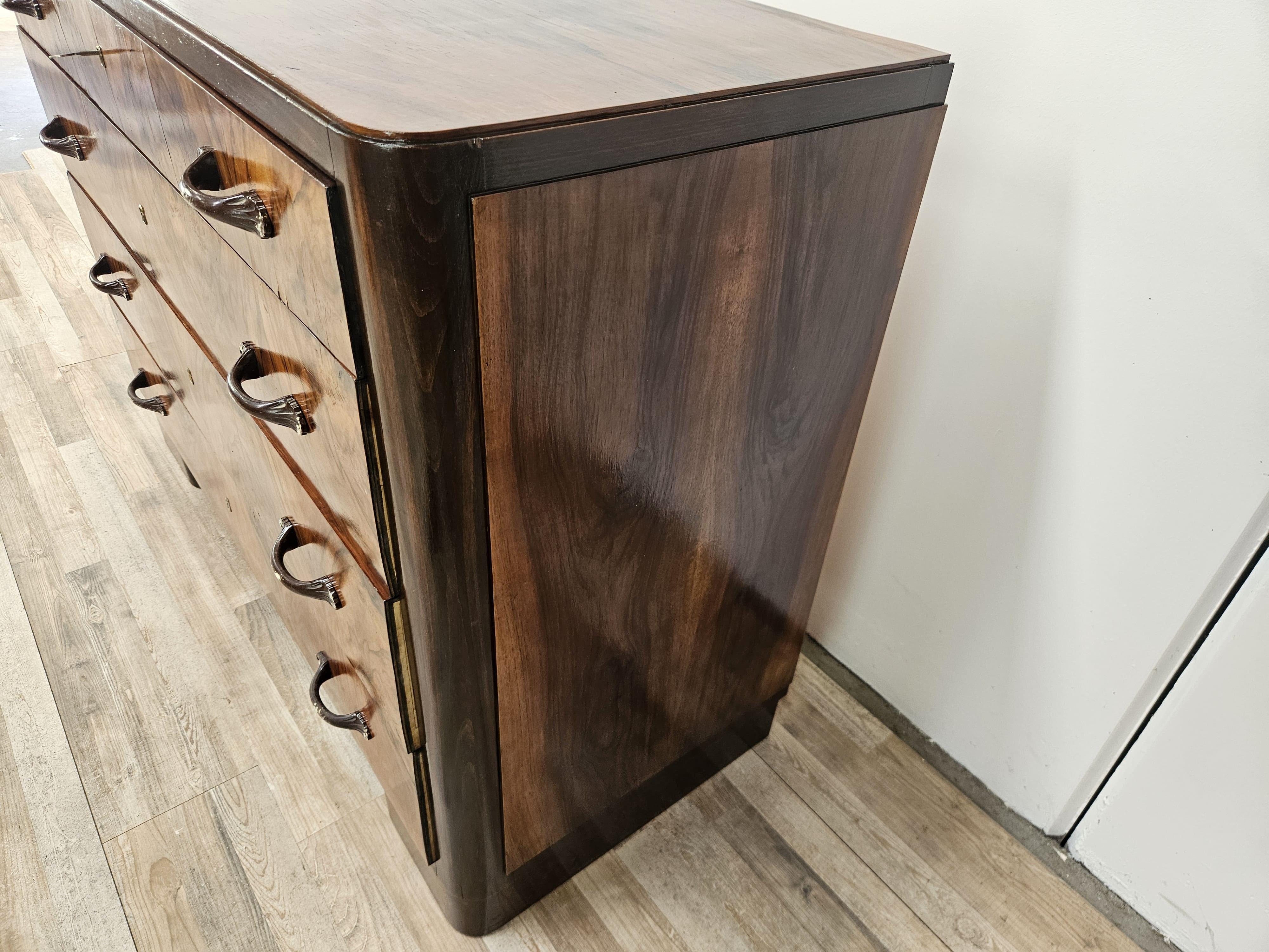 Elegante Kommode aus massivem Mahagoni und Mahagoniwurzelholz mit vier großen, soliden Schubladen, die sich für jeden Zweck eignen.
Die Möbel können im Schlafzimmer für den klassischen Gebrauch, im Wohnzimmerflur oder in großen Sälen aufgestellt