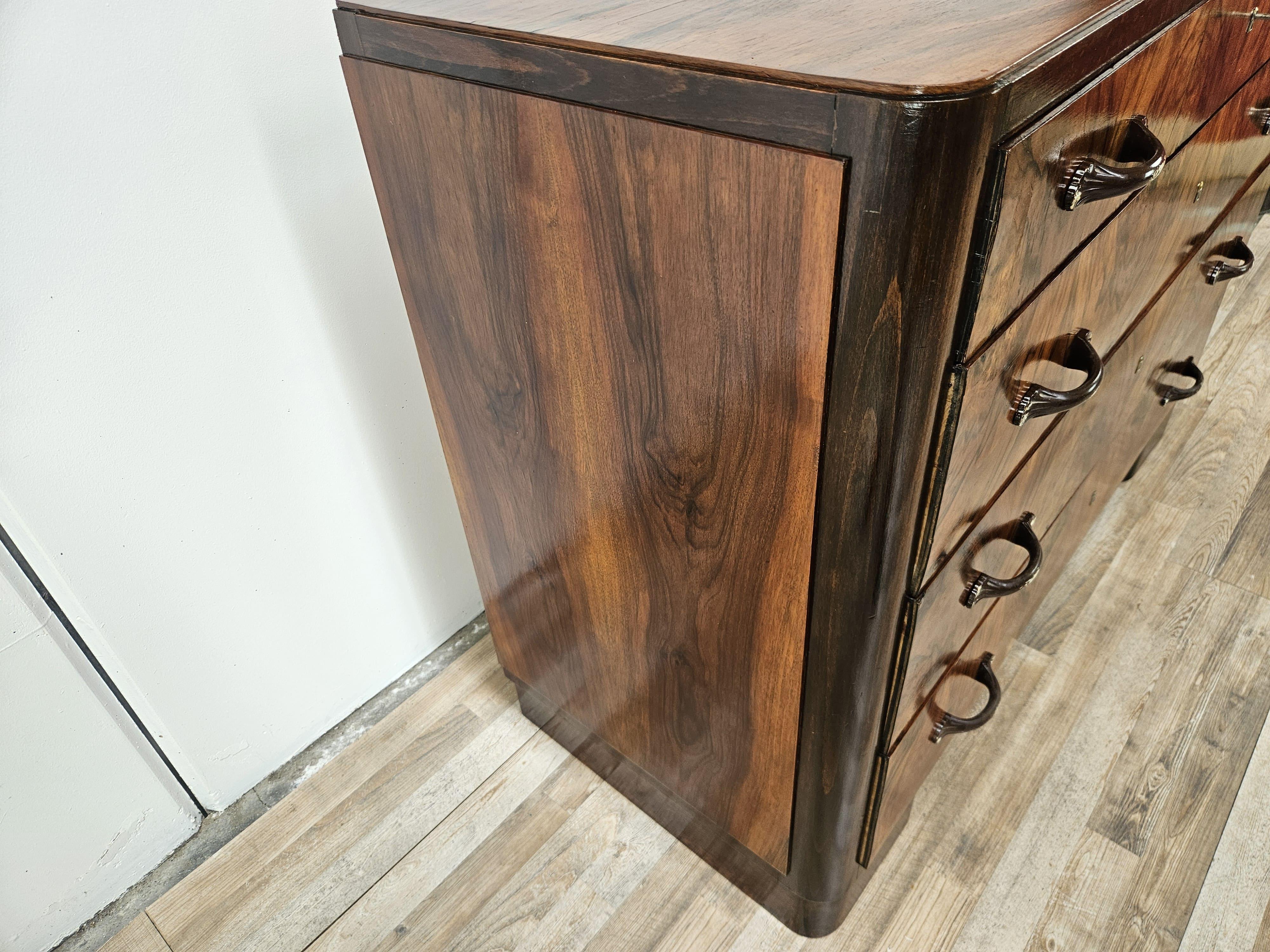1940 Lombardische Art Deco Kommode aus Mahagoni mit Wurzelholz und Eisengriffen (Art déco) im Angebot