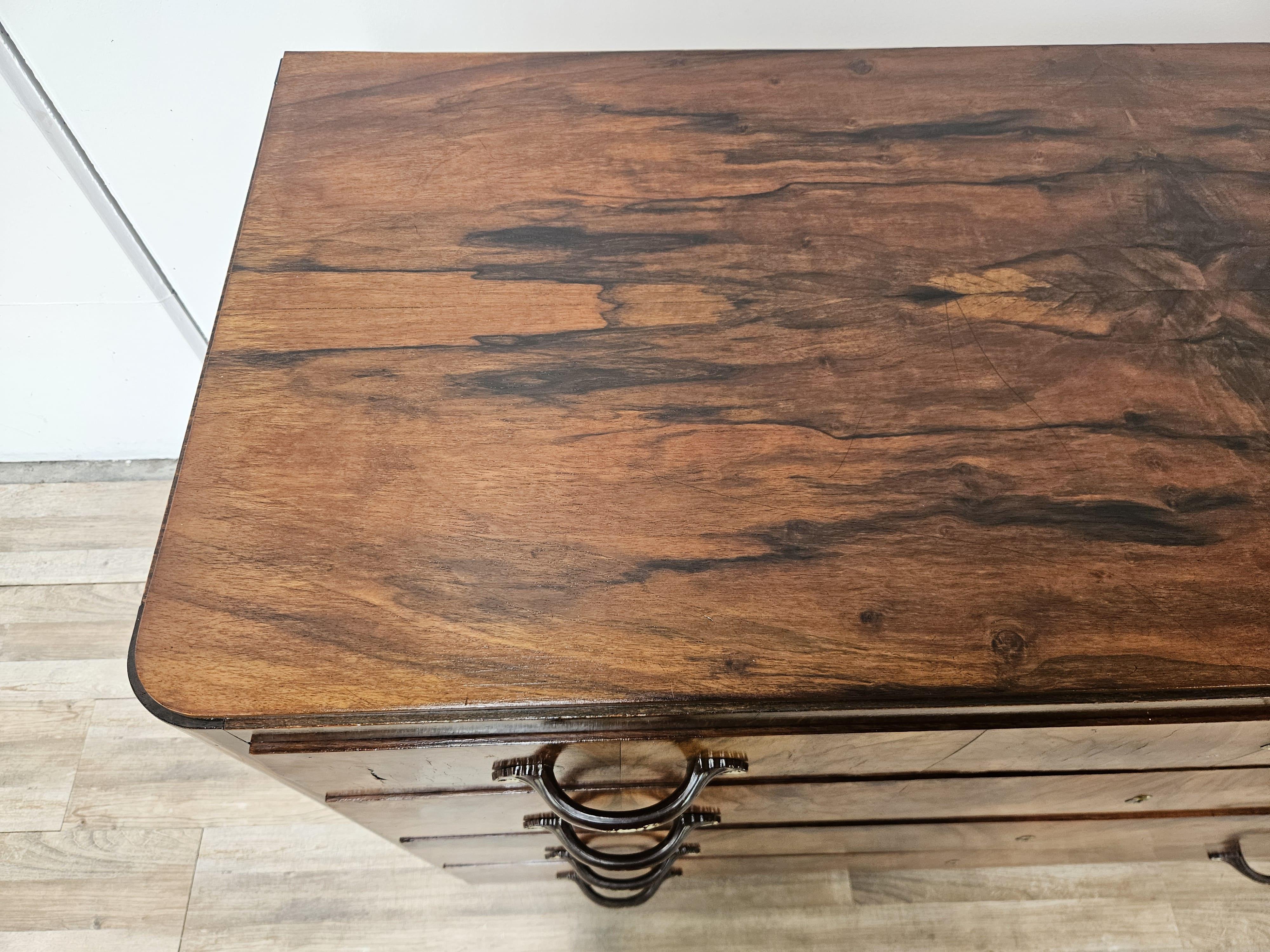 1940 Lombardische Art Deco Kommode aus Mahagoni mit Wurzelholz und Eisengriffen im Zustand „Gut“ im Angebot in Premariacco, IT