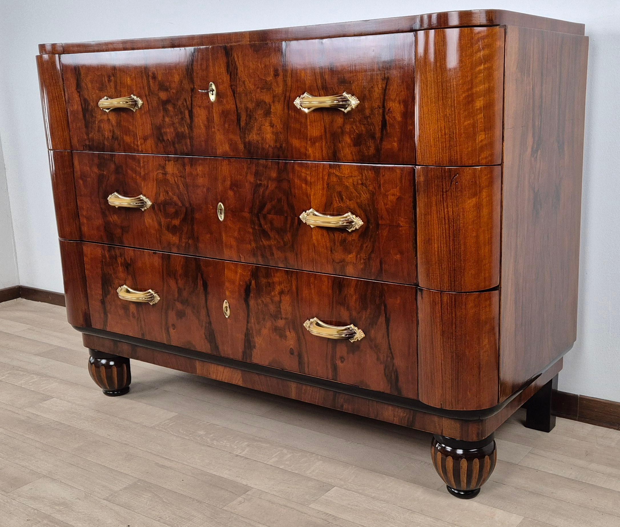 Bedeutende und zugleich seltene venezianische Art Deco-Kommode mit 3 Schubladen aus der Blütezeit des Deco.
Vollständig aus Mahagoni-Maser mit ebonisierten Profilen unter der Struktur.
Das Besondere an der Kommode sind die drei imposanten