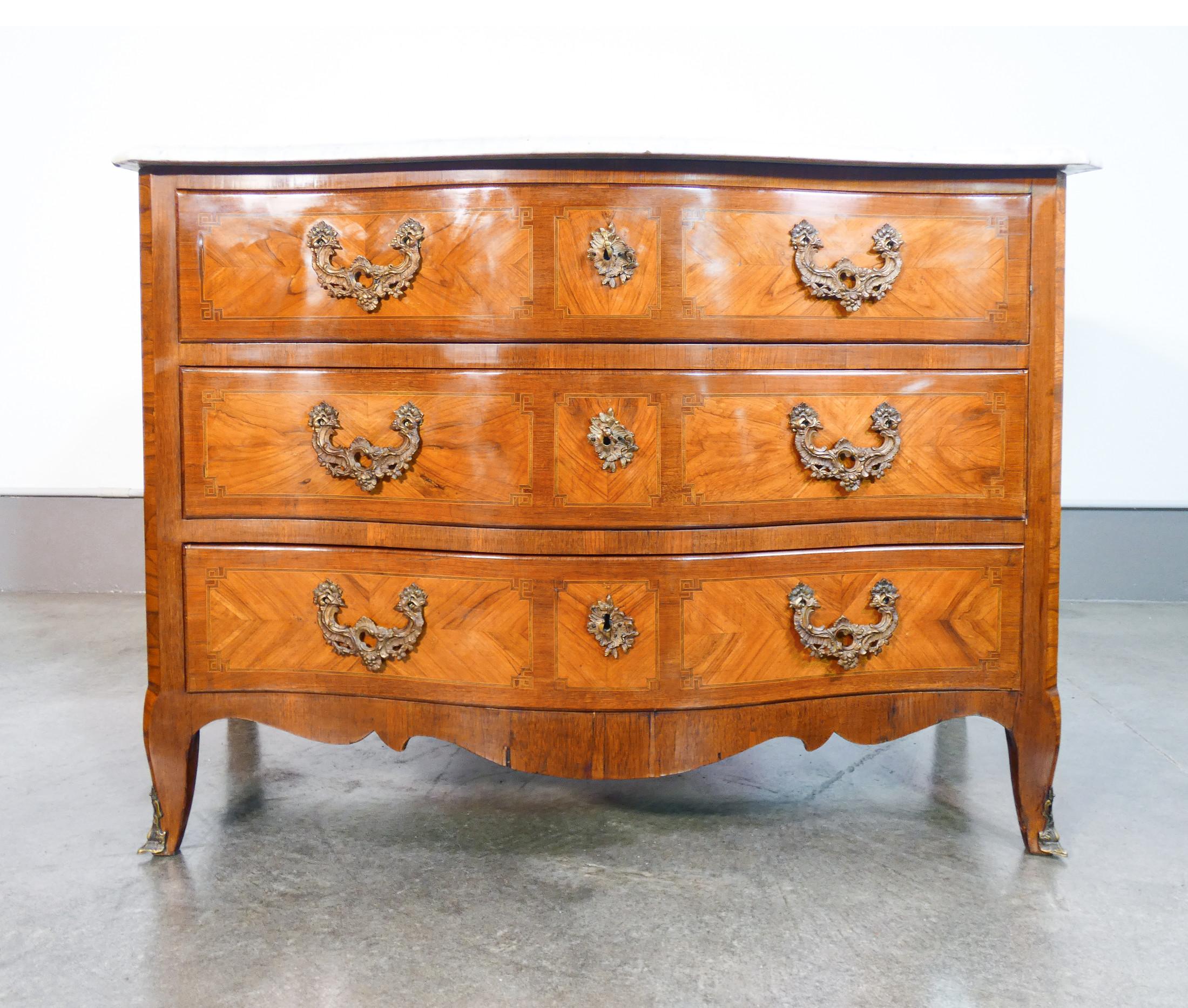 European Comò cassettone Luigi XV original d'epoca. Première moitié du Settecento en vente