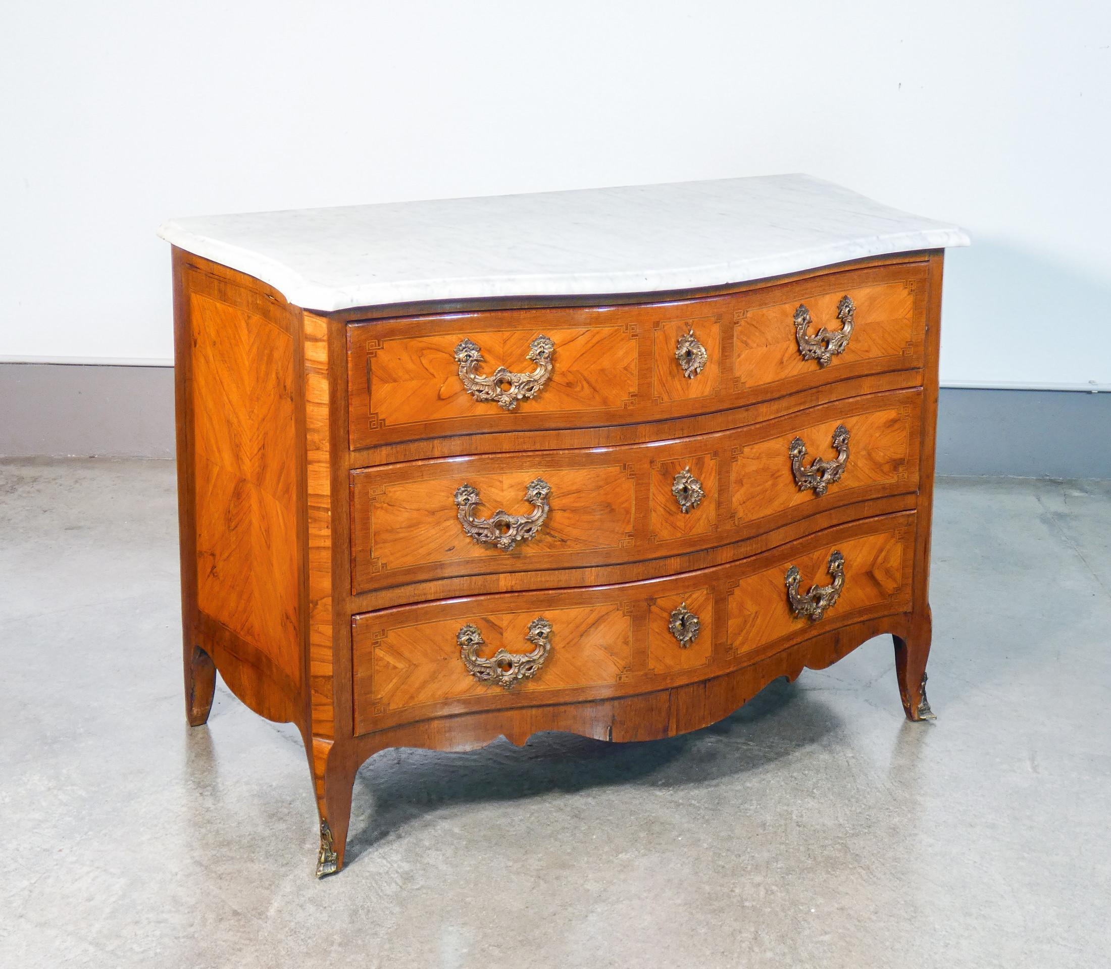 Incrusté Comò cassettone Luigi XV original d'epoca. Première moitié du Settecento en vente