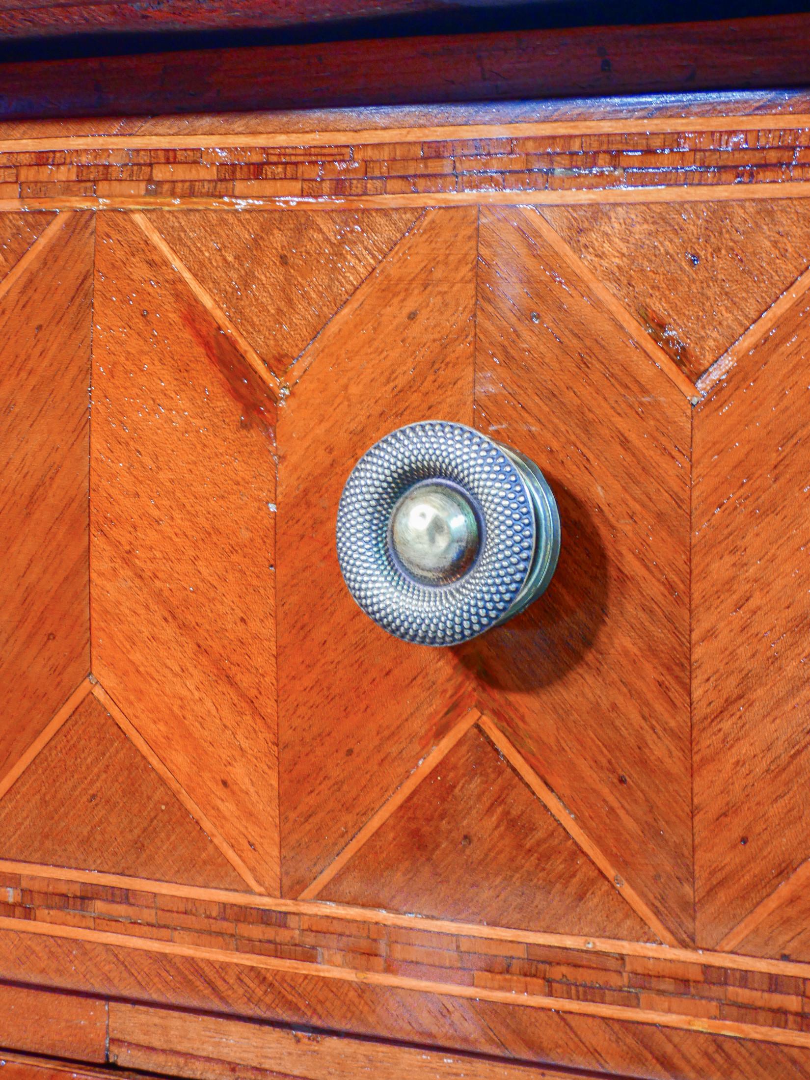 Comò IMPERO originale d'epoca, in legno intarsiato ed ebanizzato. Primo 1800 in vendita 6