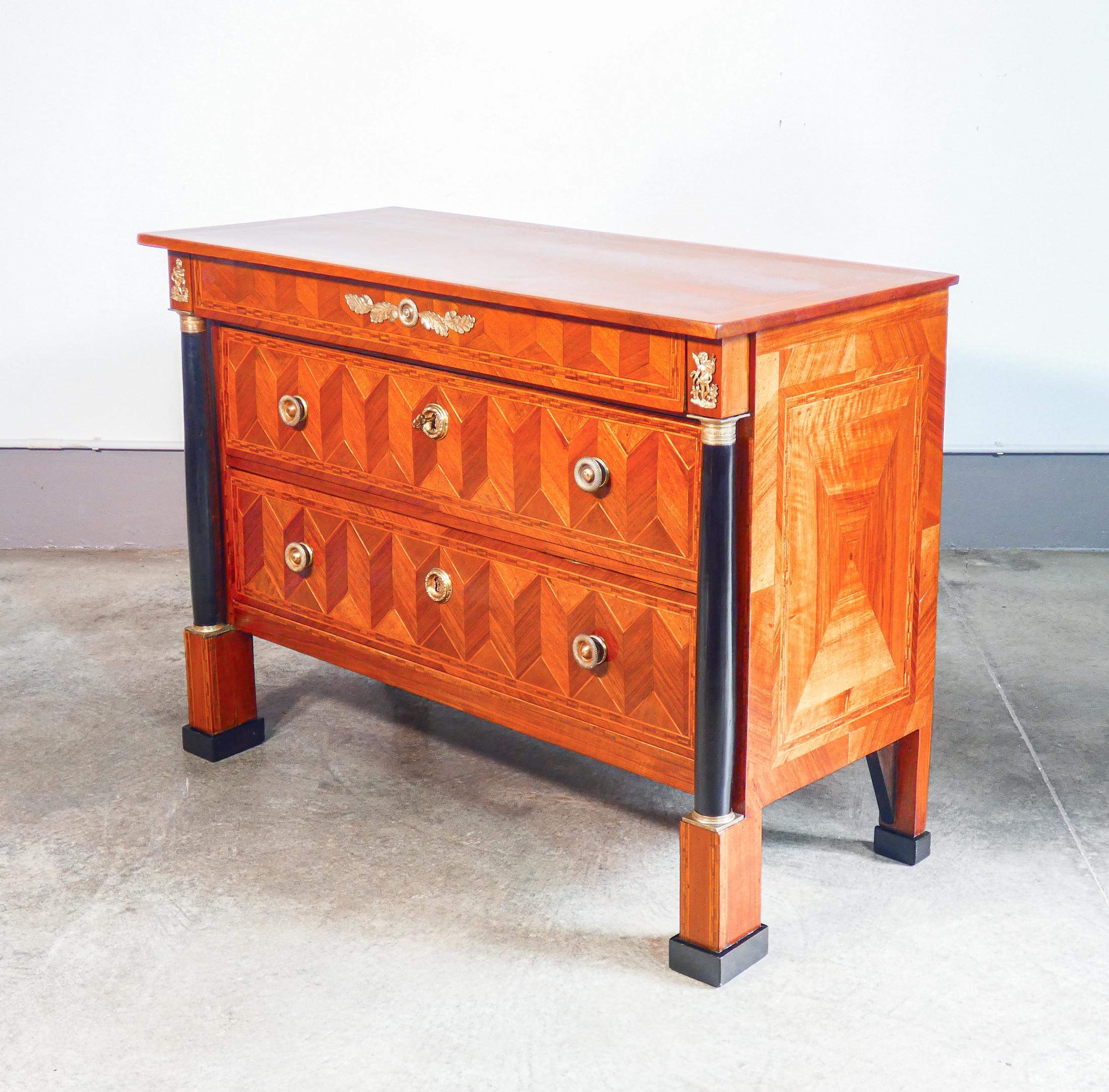 Stile impero Comò IMPERO originale d'epoca, in legno intarsiato ed ebanizzato. Primo 1800 in vendita